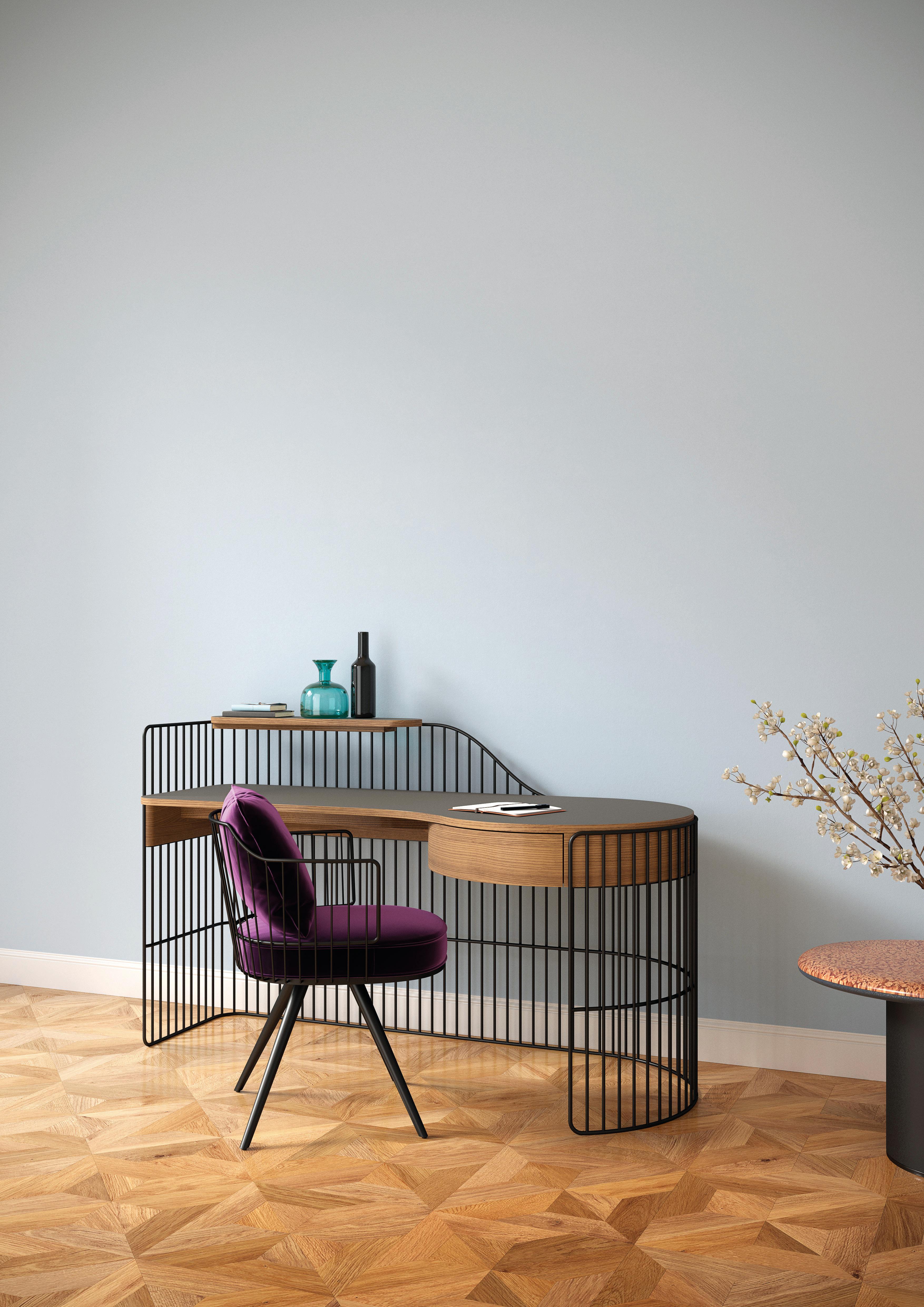 The asymmetrical desk of the PARADISE BIRD collection by Luca Nichetto invites for interaction with its sinuous curves and elegant lines. The iconic workplace with fronts in black stained ash or natural walnut, a refined matte coated black surface,