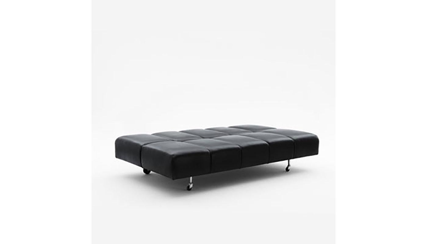 The term party lounge, registered as a patent by Friedrich Kiesler in 1936, is something of a declaration of intent, as the sofa has room for up to six people – enough for a party.
Metal frame, transparently lacquered, with fixing castors.