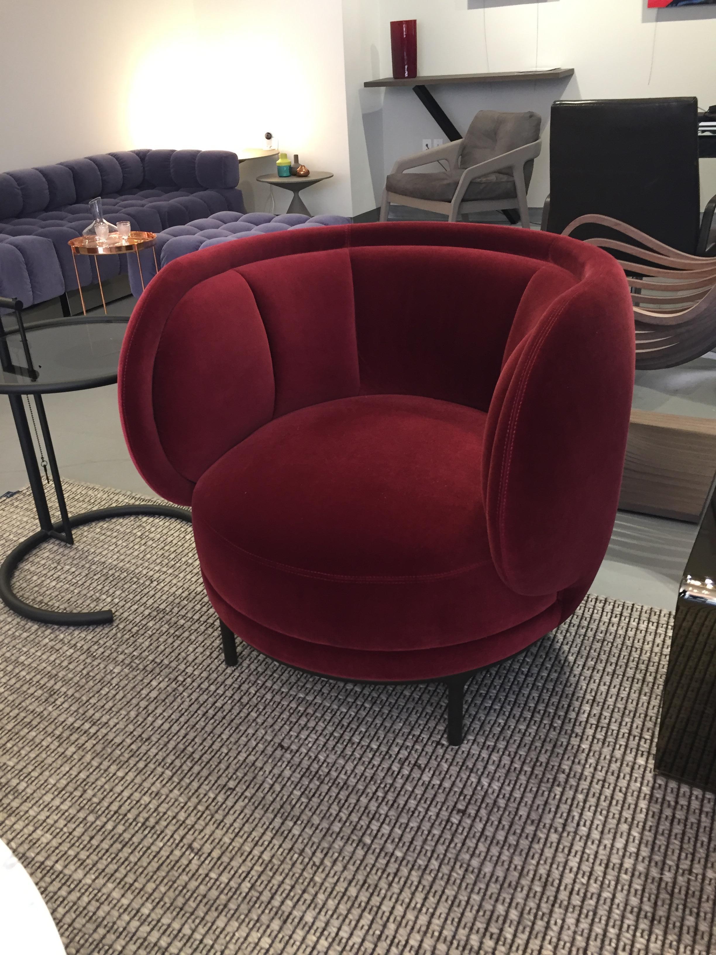 It radiates through its unusual proportions, a special charm as a solitary character. The large lounge chair (width 80, depth 82, height 75cm) with its articulating seam patterns are reminiscent of Viennese.
 