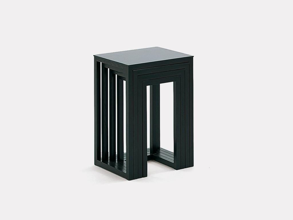 Josef Hoffmann a conçu ce simple nid de tables en quatre parties au début du siècle.
* Cendre tachée de noir.