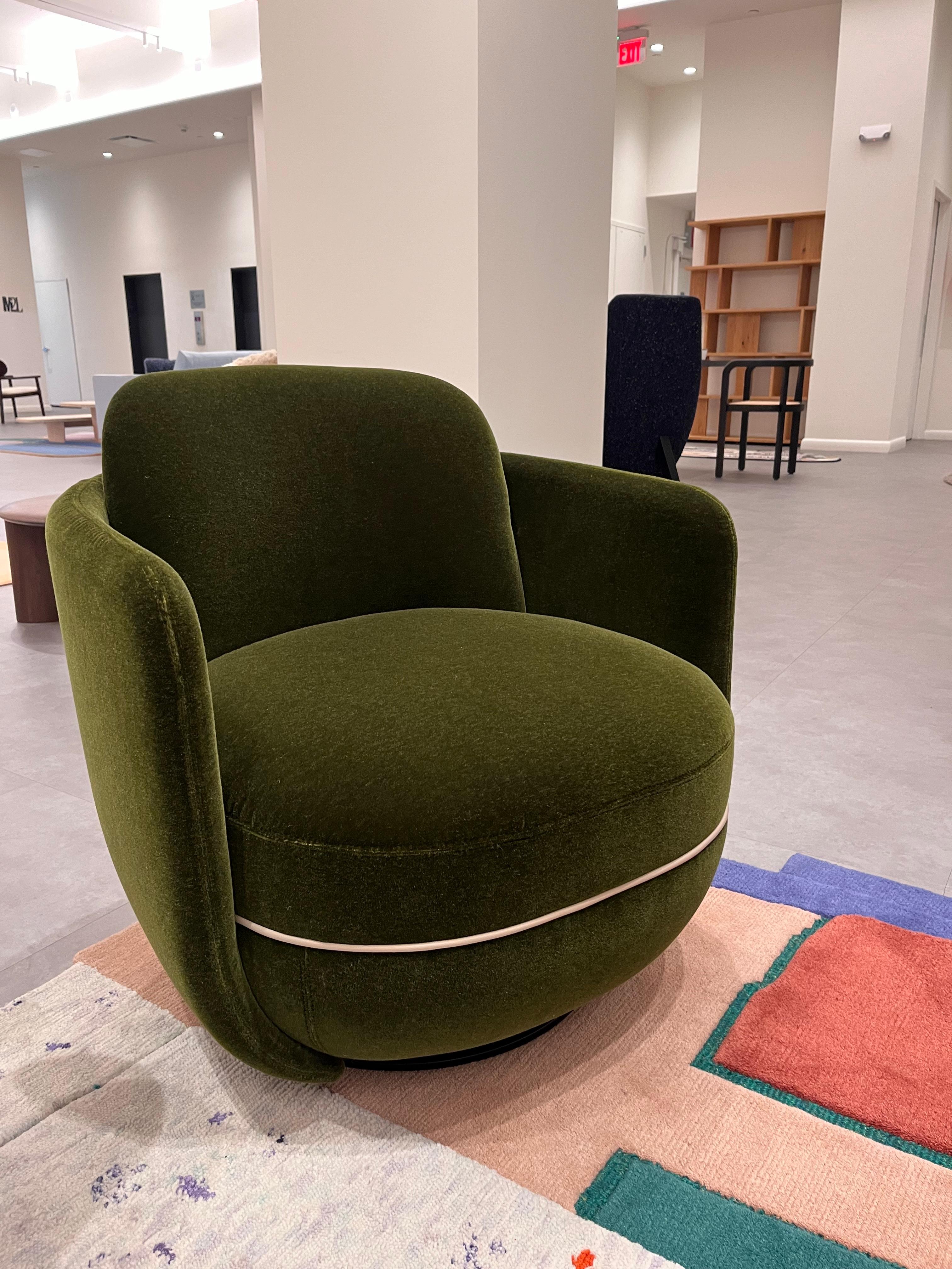  Wittmann Swivel Miles Green Velvet Lounge Chair by Sebastian Herkner en STOCK en vente 5