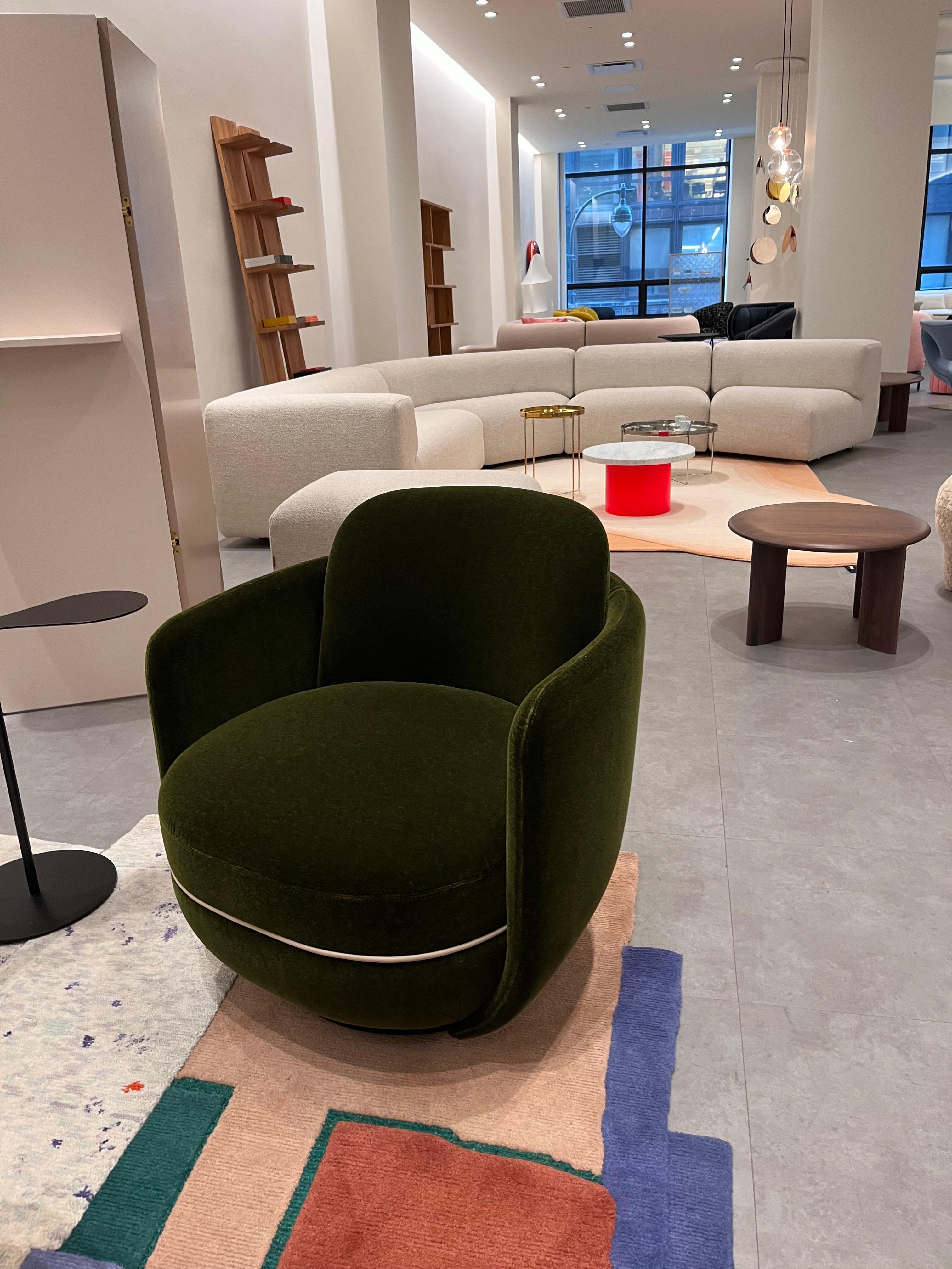  Wittmann Swivel Miles Green Velvet Lounge Chair by Sebastian Herkner en STOCK Excellent état - En vente à New York, NY