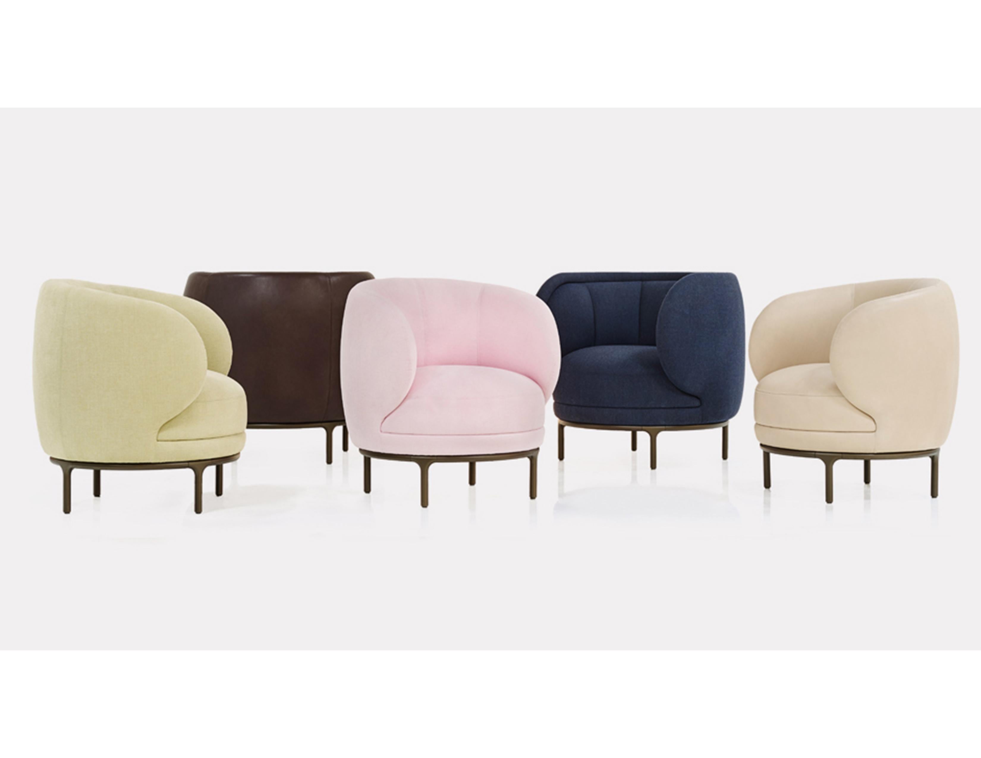 Irradia a través de sus inusuales proporciones, un encanto especial como personaje solitario o la contrapartida perfecta para el Sofá Vuelta. El gran sillón de salón (ancho 80, fondo 82, alto 75) con sus patrones de costura articulados recuerdan a
