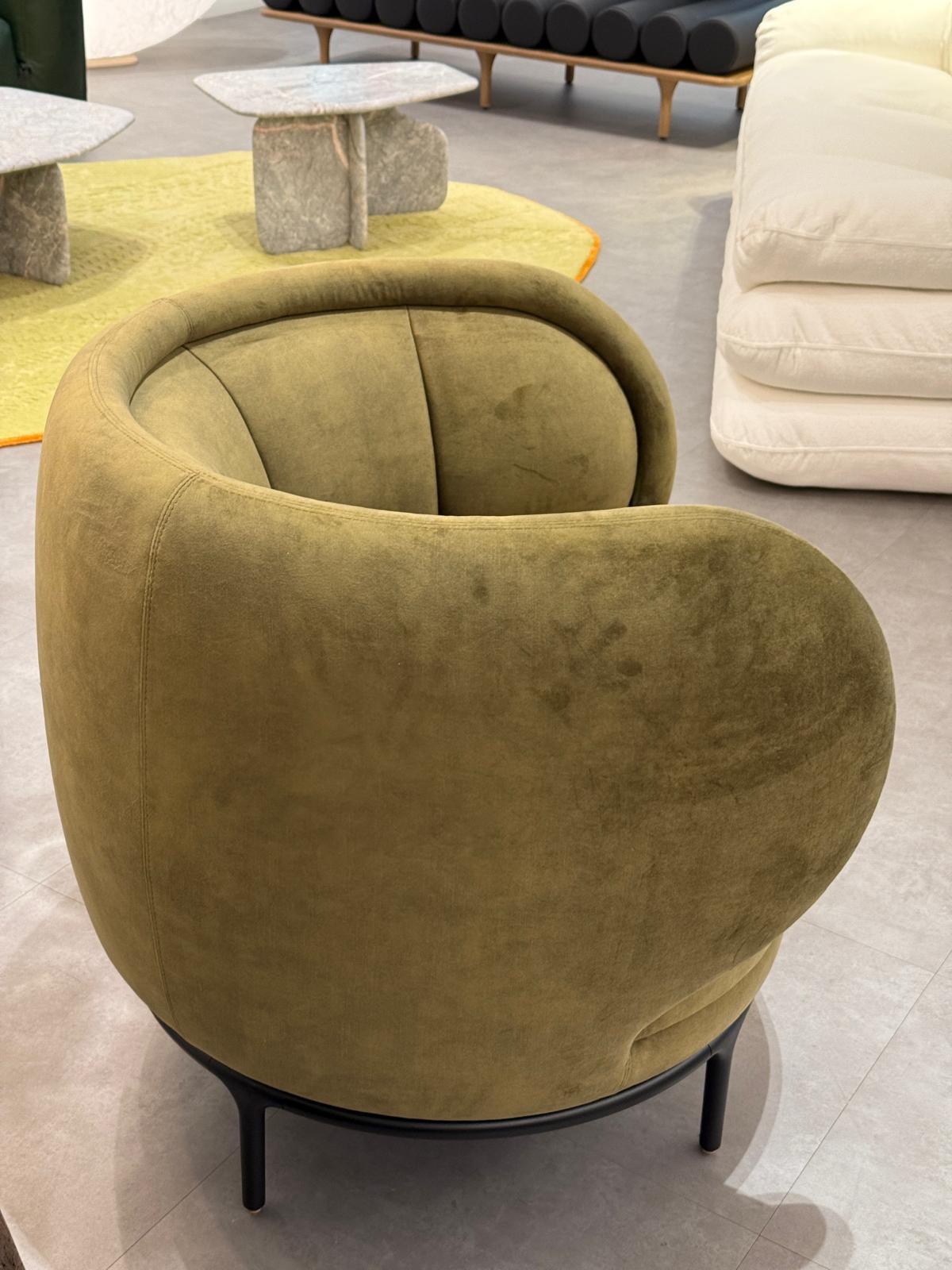 Vuelta 80 with swivel
Upholstered in  Riviera Moss at F1
Legs: Black grey powder coated
cal 117

It radiates through its unusual proportions, a special charm as a solitary character or the perfect counterpart for the Vuelta Sofa. The large lounge