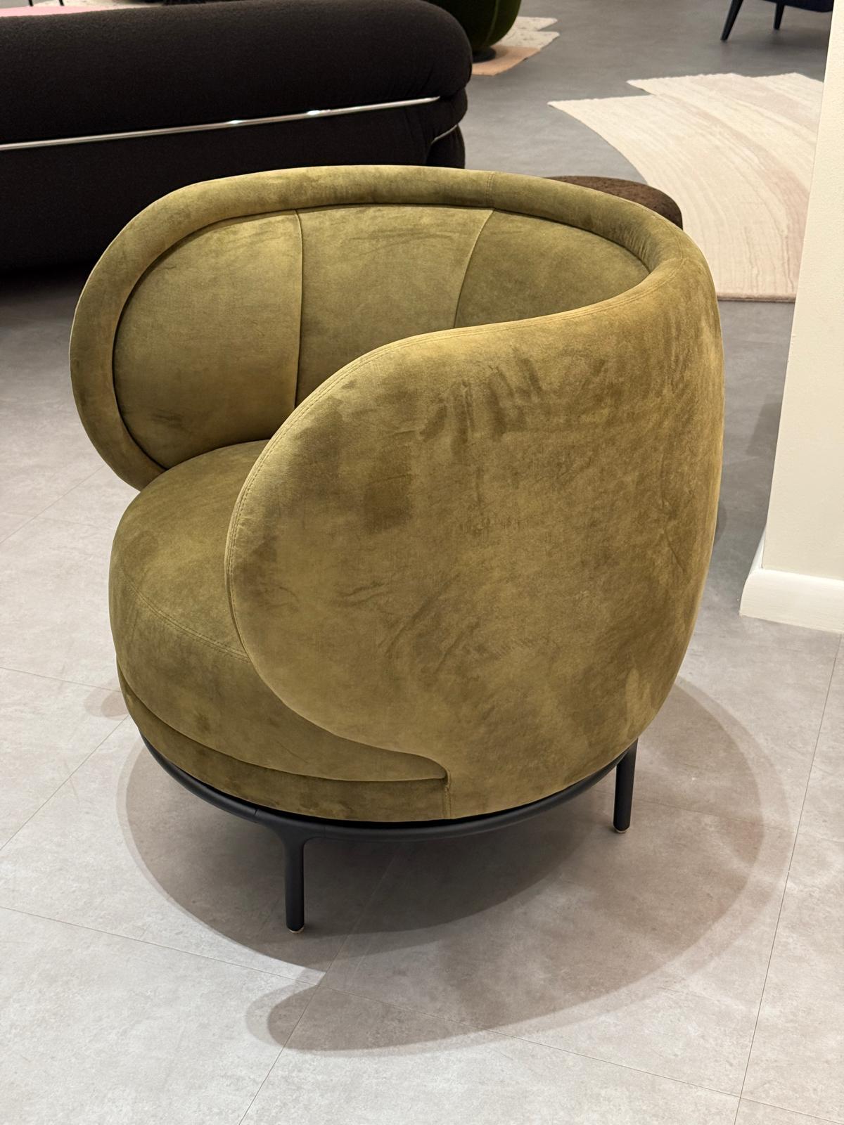Wittmann Vuelta 80 Swivel Chair by Jaime Hayon in STOCK In Excellent Condition For Sale In New York, NY