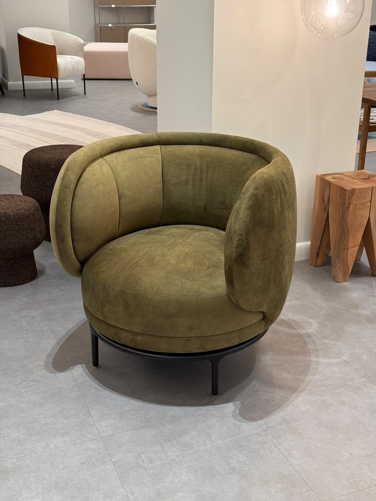 Contemporary Wittmann Vuelta 80 Swivel Chair by Jaime Hayon in STOCK For Sale