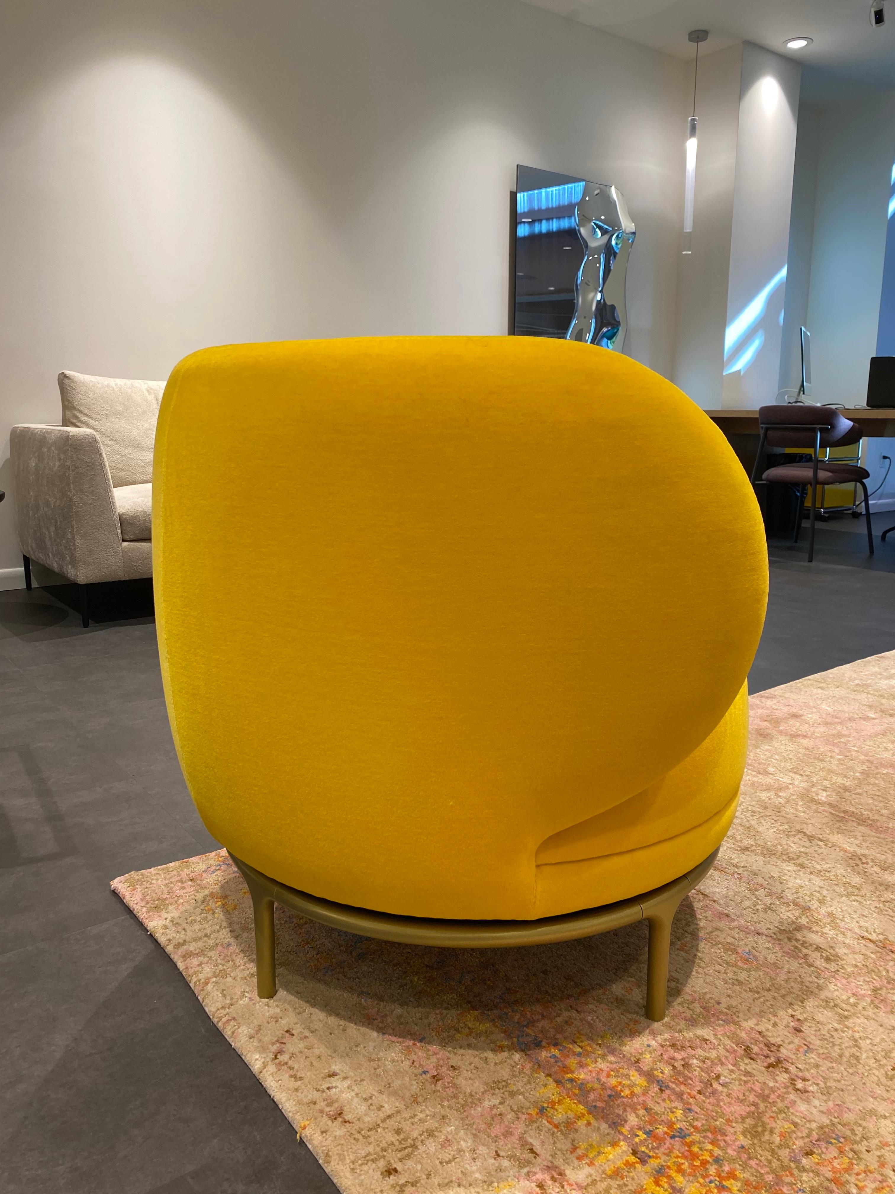 Vuelta 80 swivel
base: brass satin matt
fabric: grade e velvet 

It radiates through its unusual proportions, a special charm as a solitary character or the perfect counterpart for the Vuelta Sofa. The large lounge chair (width 80, depth 82,