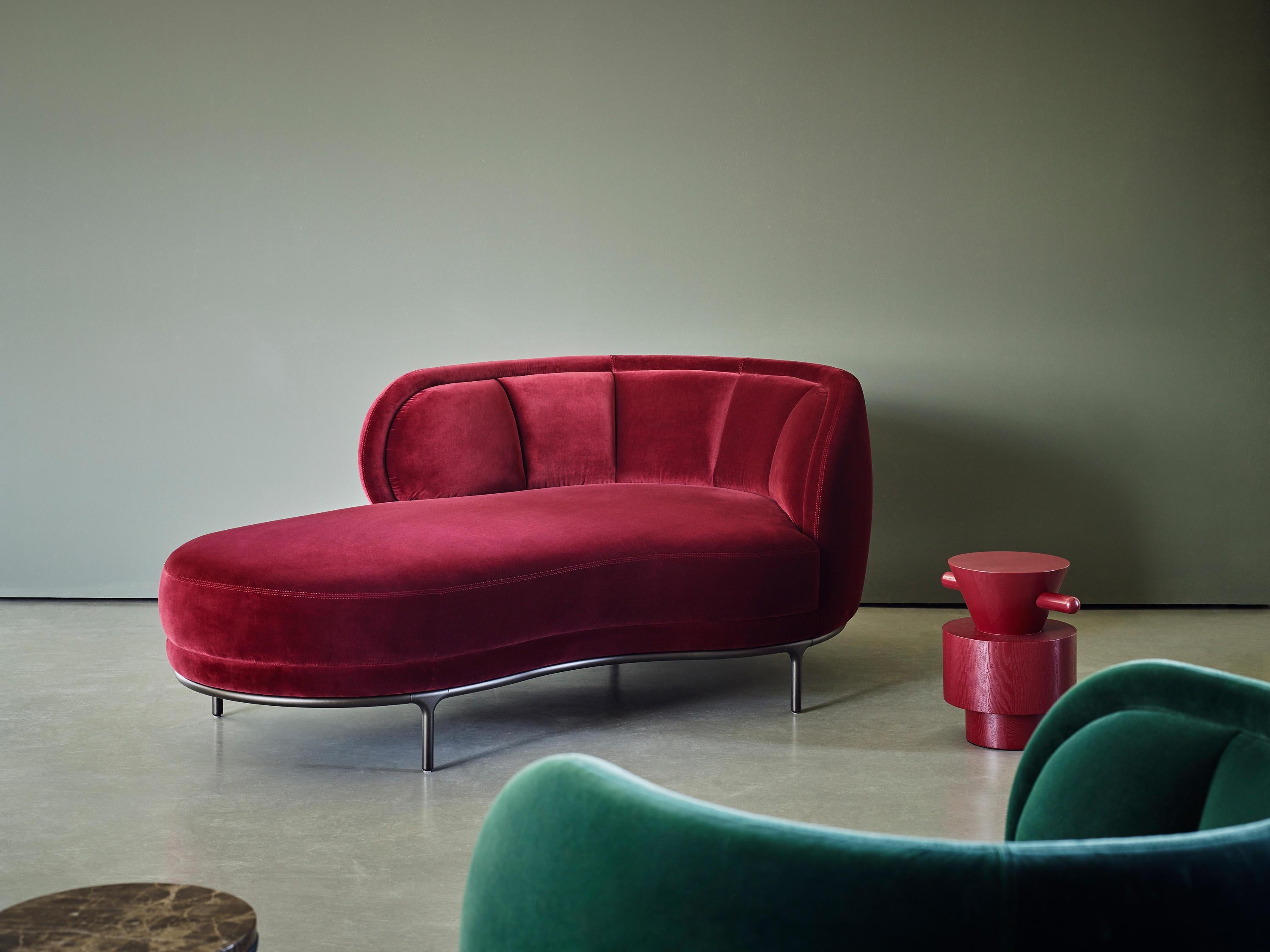 My private island: a classic free-standing chaise lounge is always something of a private retreat, even when it is part of a larger ensemble. Vuelta’s sensual lines have found a logical progression in this chaise longue (W 190cm).
The distinctive