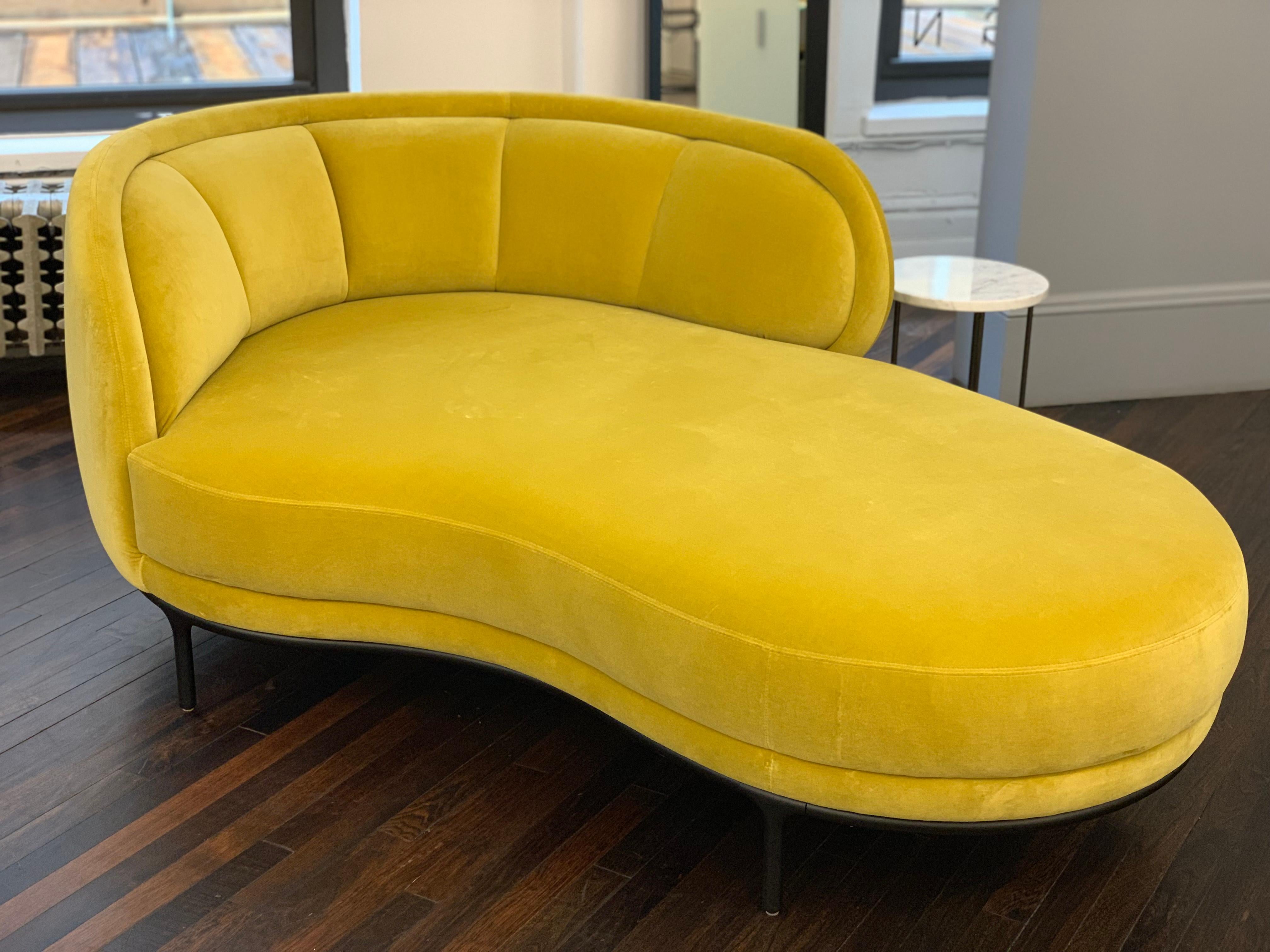 Wittmann Yellow Vuelta chaise
Vuelta Chaiselongue 19
: right
: Velvet gold (CUT)
: Black grey powder coated legs
My private island: a Classic free-standing chaise loungeis always something of a private retreat, even when it is part of a larger