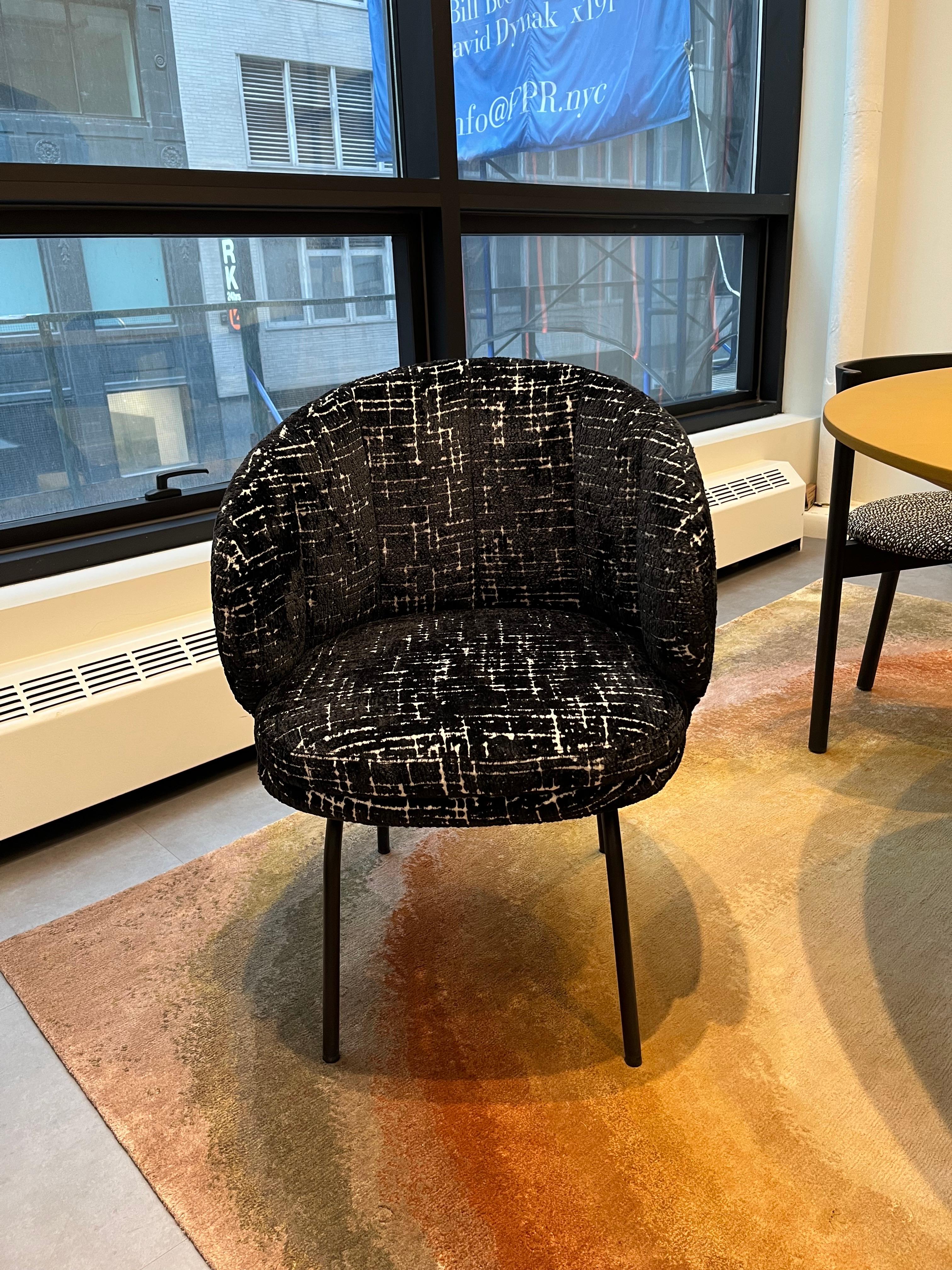 VUELTA FD CHAIR with metal legs
Upholstered in Lille Black
Legs: Black grey powder coated
Eclectic, exciting, Mediterranean Baroque – and yet wonderfully timeless. These are the characteristics that define the eye-catching style brought into