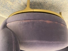 Poltrona girevole Wittmann Vuelta di Jaime Hayon in velluto di Raf Simons