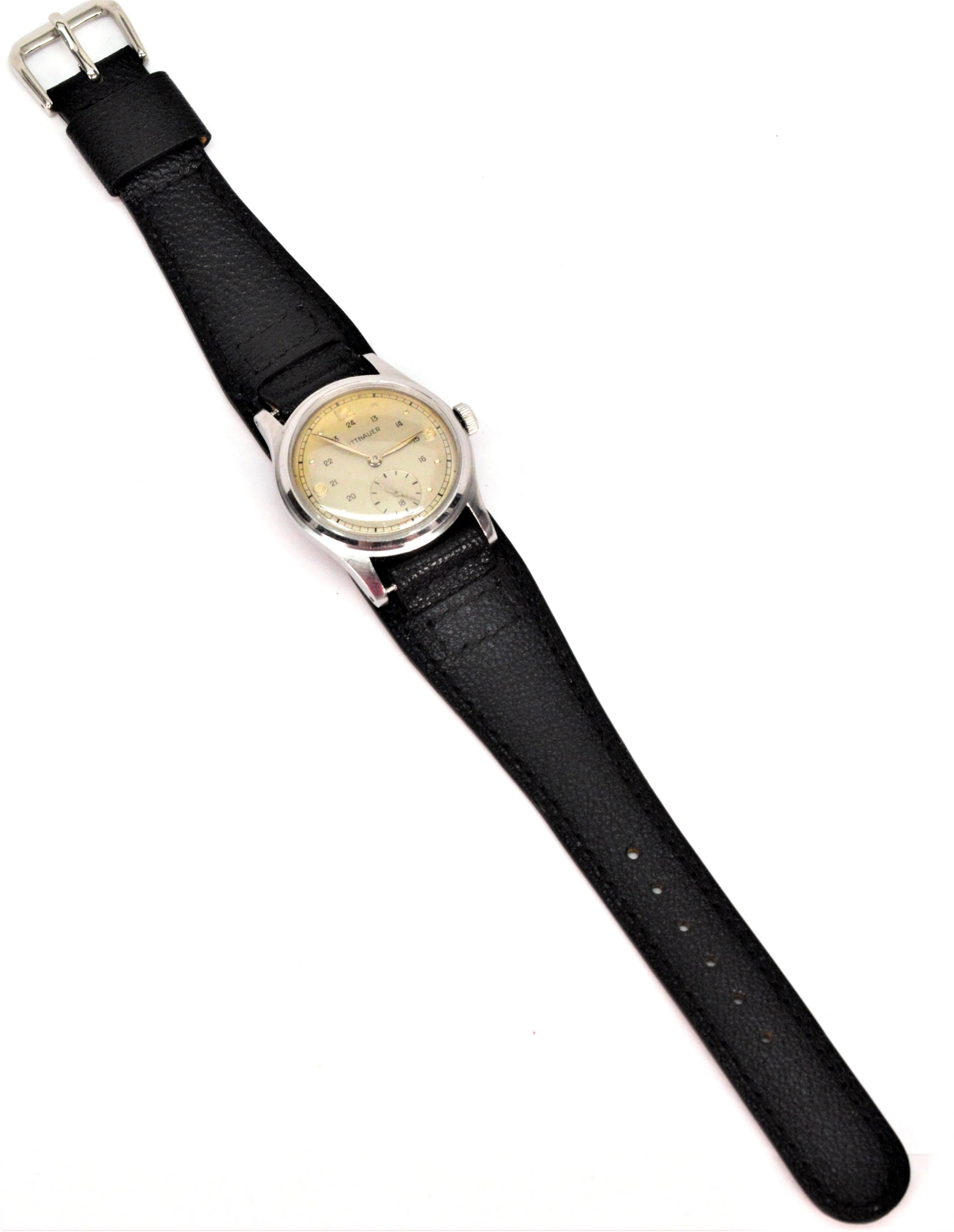  Cette montre-bracelet en acier pour homme de Whittnauer, de style Seconde Guerre mondiale, a été bien conservée. D'une taille de 31 mm, ce garde-temps compact et dévoué, en état d'origine, est doté d'index des quarts d'heure numérotés, d'aiguilles