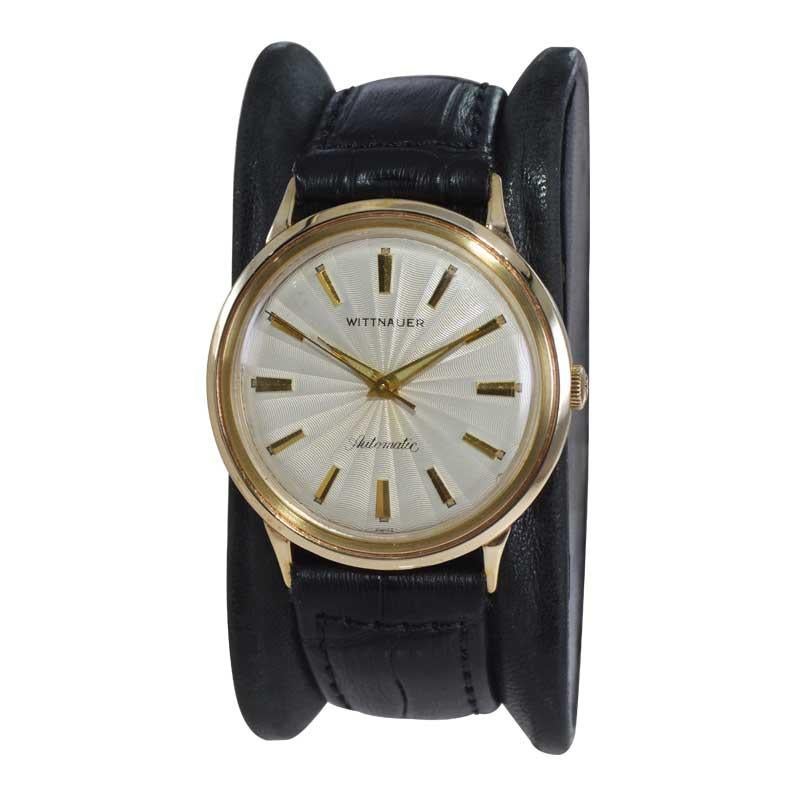 FACTORY / HOUSE: Wittnauer Watch Company
STYLE / REFERENCE: Round / Dress Style 
METAL / MATERIAL: Yellow Gold Filled
CIRCA: 1950's
DIMENSIONS: Length 38mm X Diameter 34mm
MOVEMENT / CALIBER: Automatic Winding / 17 Jewels / Cal. 11 ARG
DIAL / HANDS: