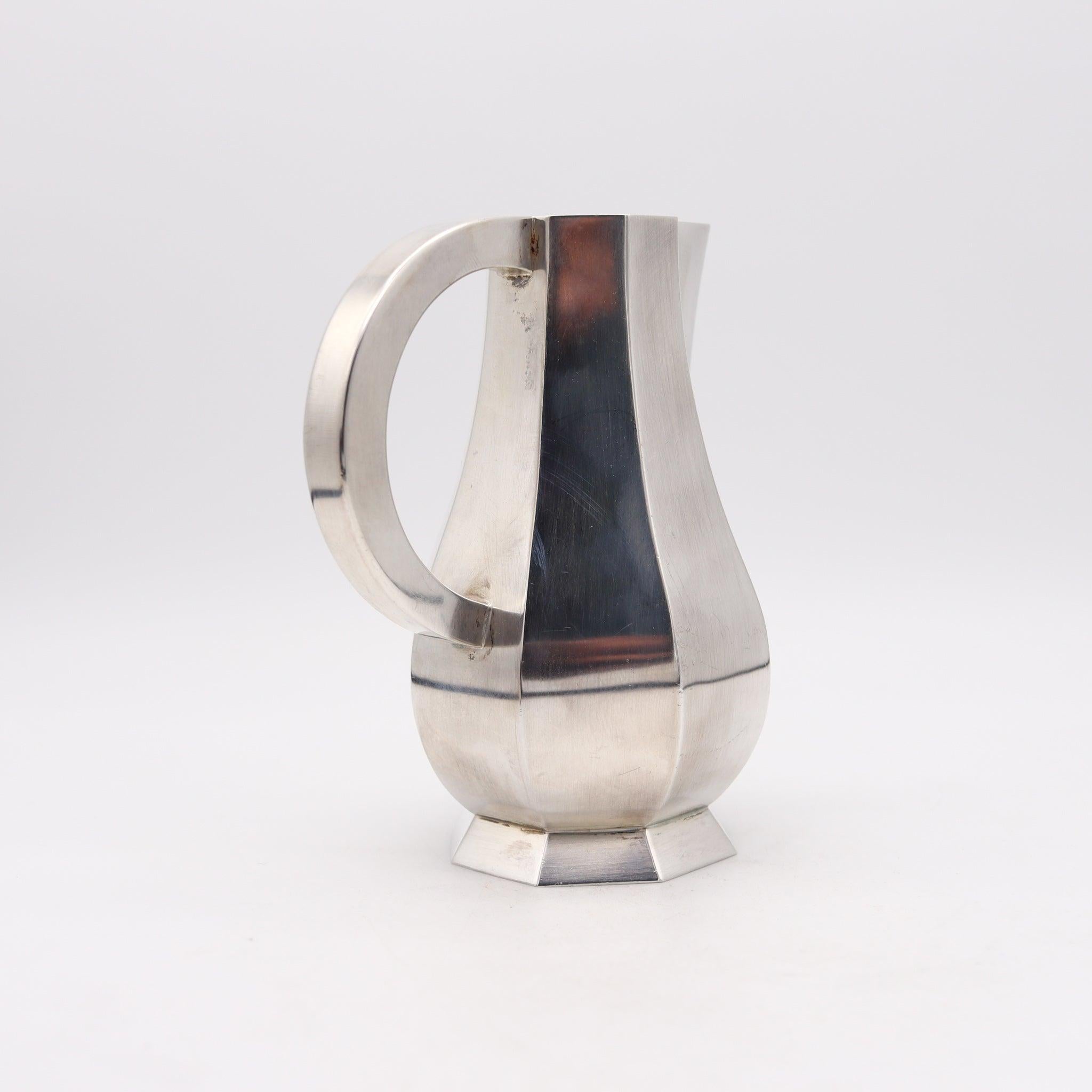 Un tarro octogonal para crema diseñado por Wiwen Nilsson (1897-1974).

Se trata de un precioso y elegante tarro geométrico escandinavo creado en Suecia por el artista platero Wiwen Nilsson, allá por 1974. Este precioso tarro se ha elaborado con