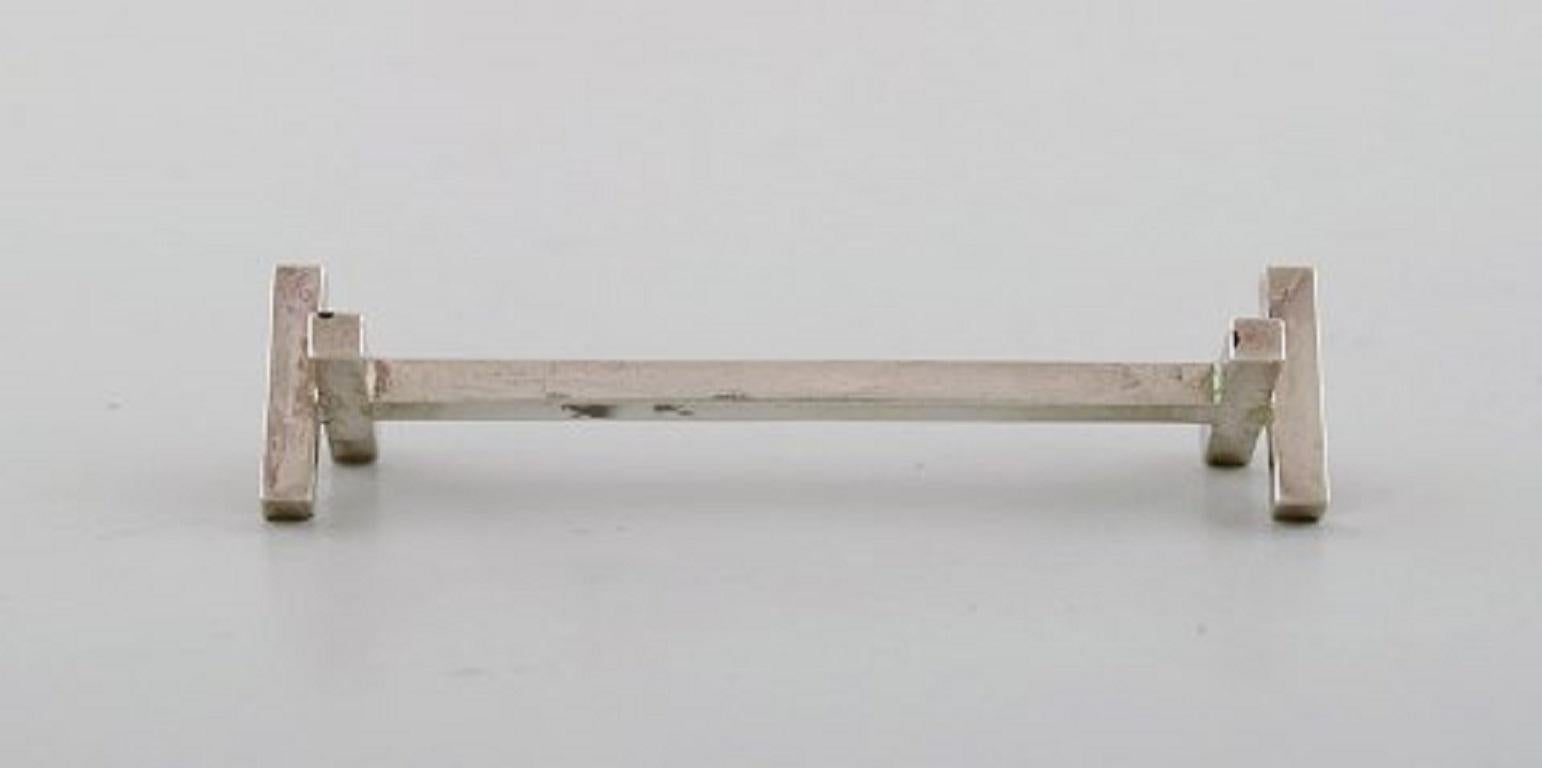 Wiwen Nilsson Lund, Sweden (b. 1897, 1974). Three rare knife rests in sterling silver. Modernist design, 1960s.
Stamped and dated.
In very good condition.
Measures: 6.3 x 1.3 cm.
