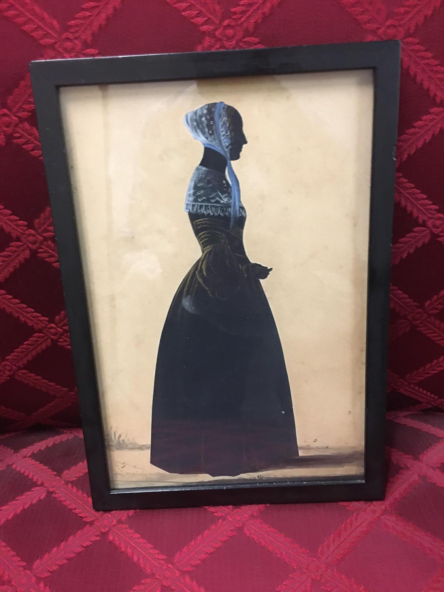 Esta inusual silueta de una joven victoriana tiene un detalle increíble  hasta los pliegues de la falda del vestido y las mangas de carnero, casi puedes sentir el tejido de terciopelo. Se ha empleado un lavado blanco con un matiz azul en la parte