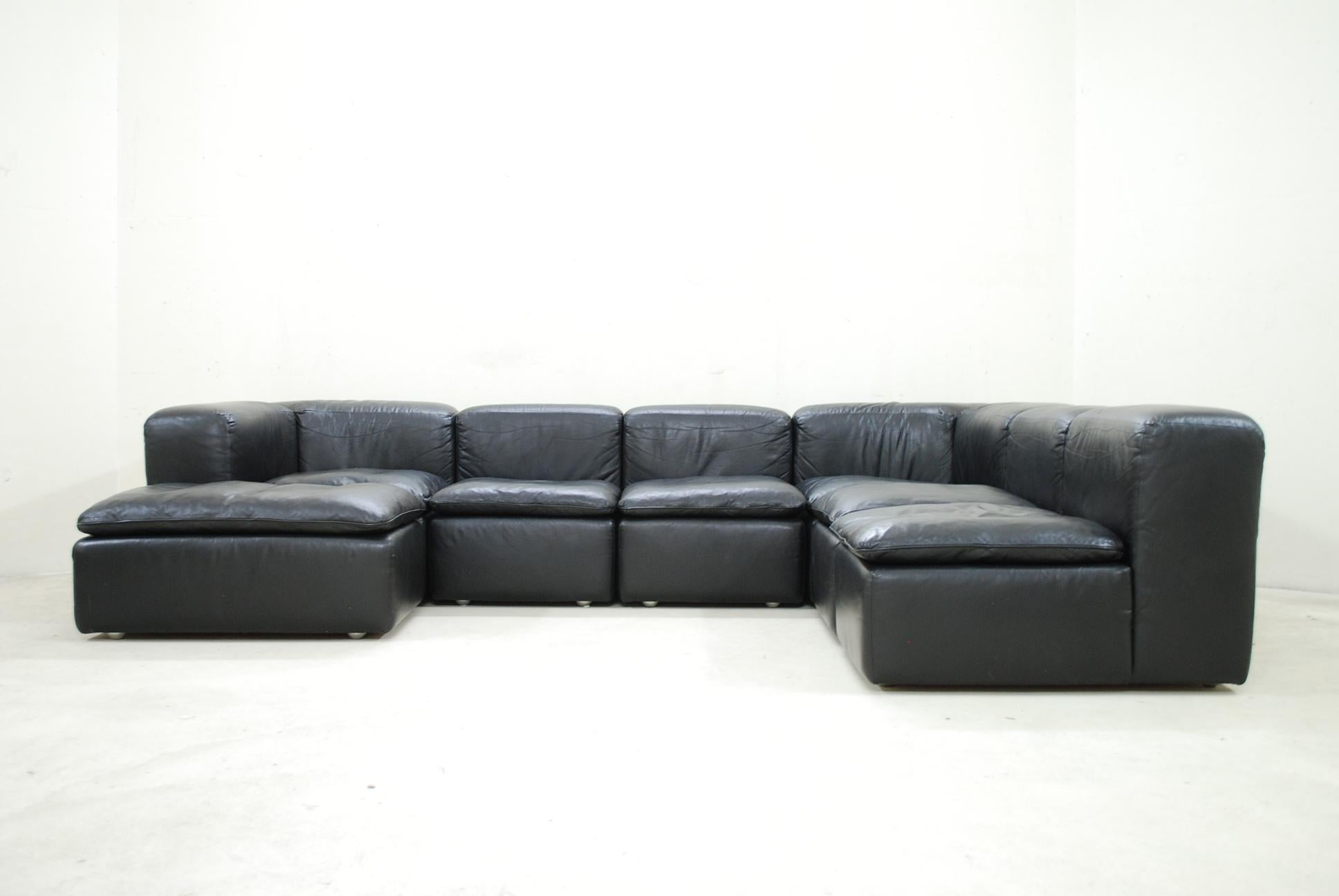 This vintage module sofa was designed by German architect Ernst Martin Dettinger for WK Möbel / WK Wohnen.
The name is model WK 550 and have references to cube design.
It consists of 7 elements: 4 single elements 1 ottoman and 2 corner elements