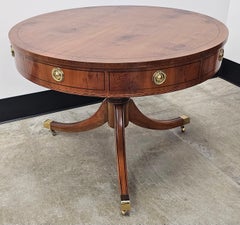 WM A. Berkey Tavolo da centro in stile George III con tamburo in legno di tasso Rolle