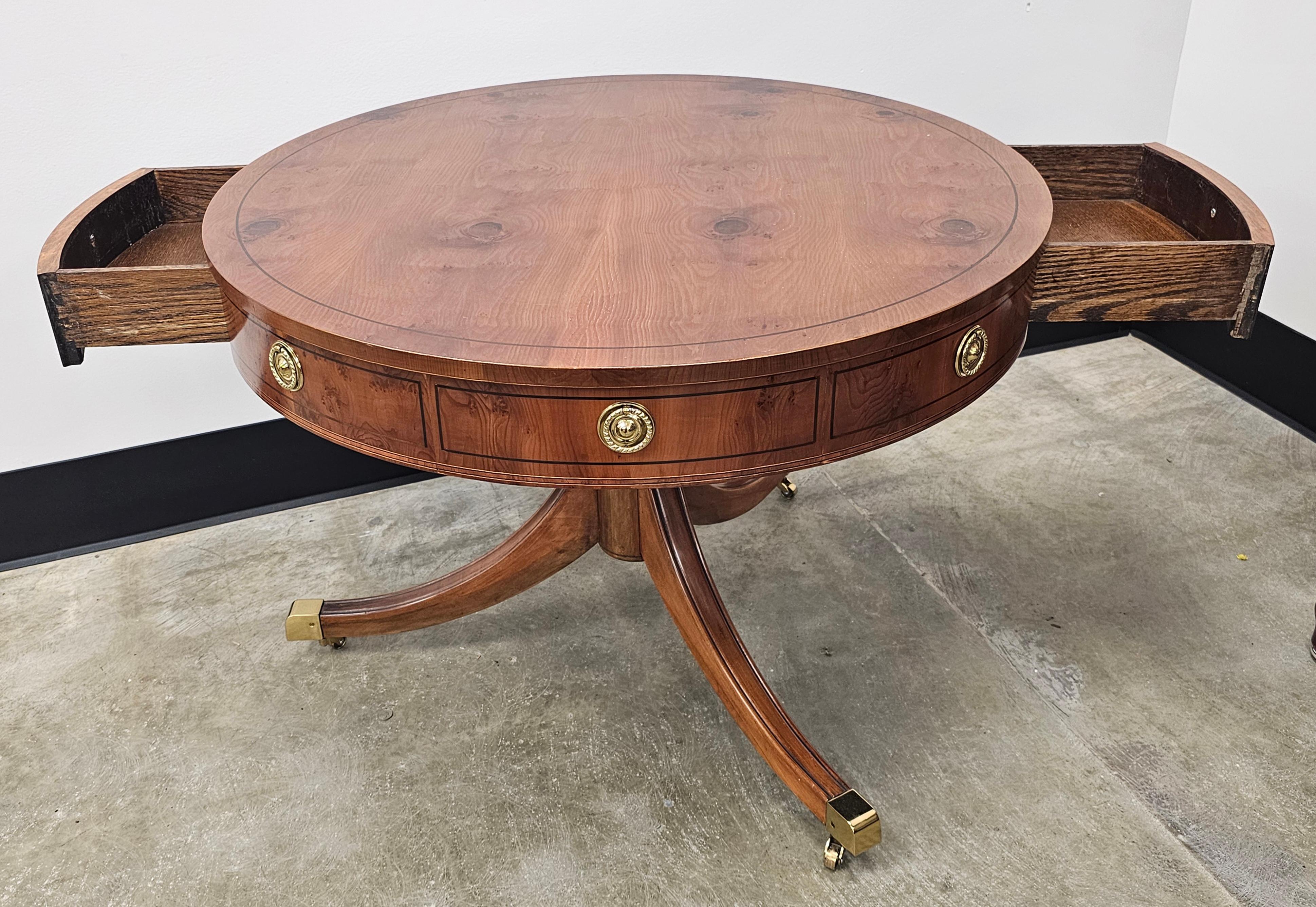 Américain Table centrale à tambour en bois d'if de style George III WM A. Berkey en vente