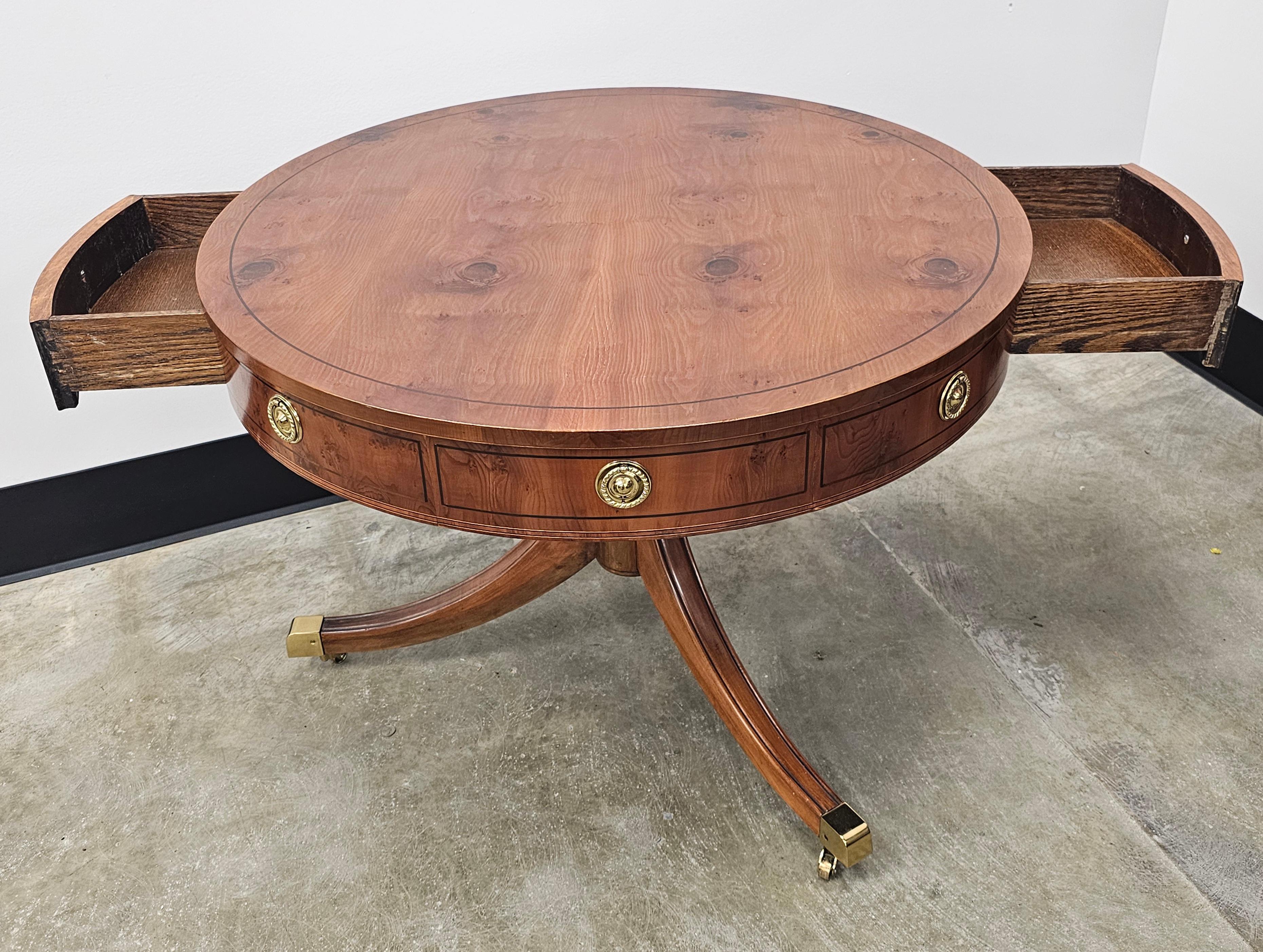 Autre Table centrale à tambour en bois d'if de style George III WM A. Berkey en vente