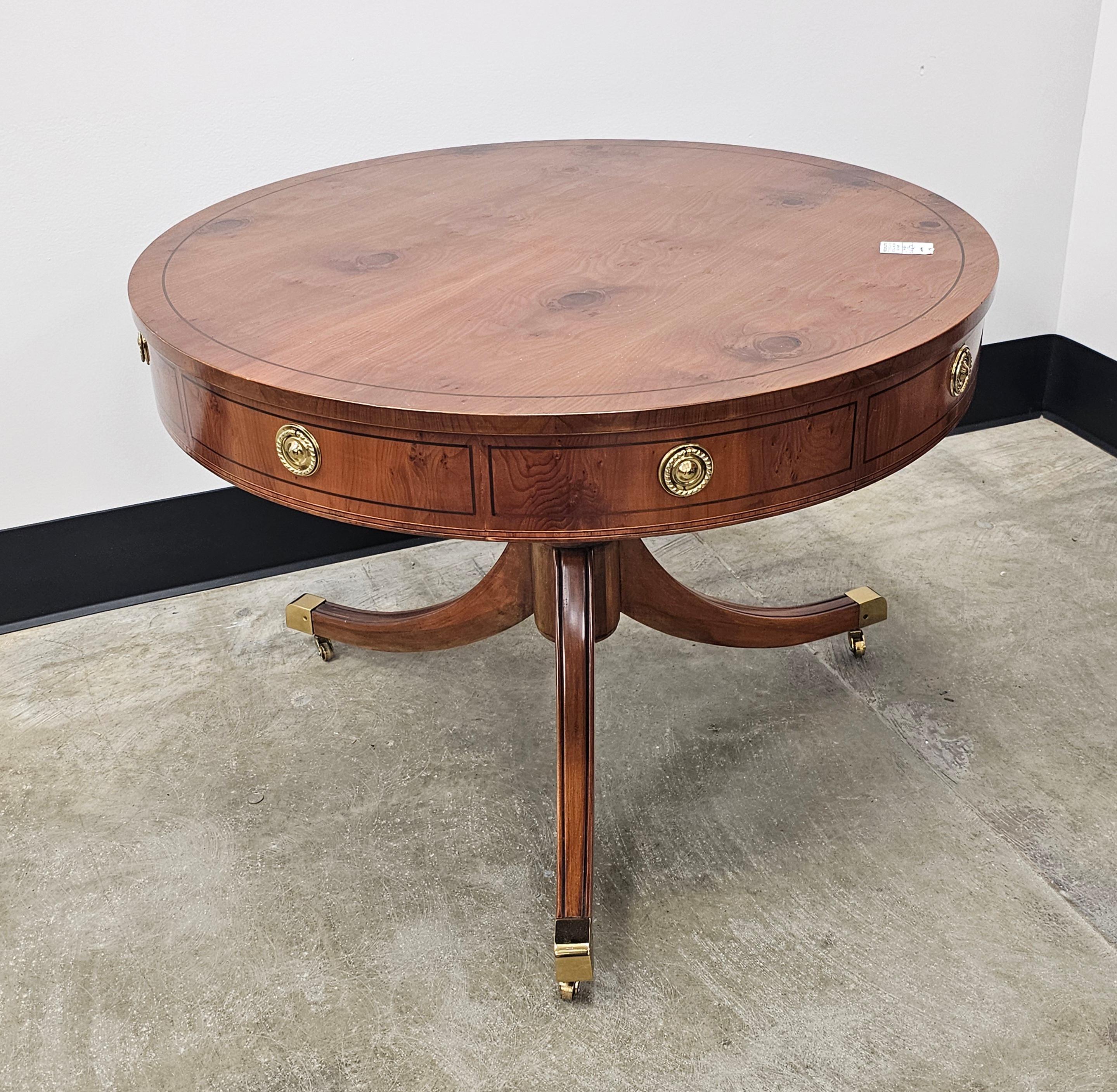 Table centrale à tambour en bois d'if de style George III WM A. Berkey Bon état - En vente à Germantown, MD