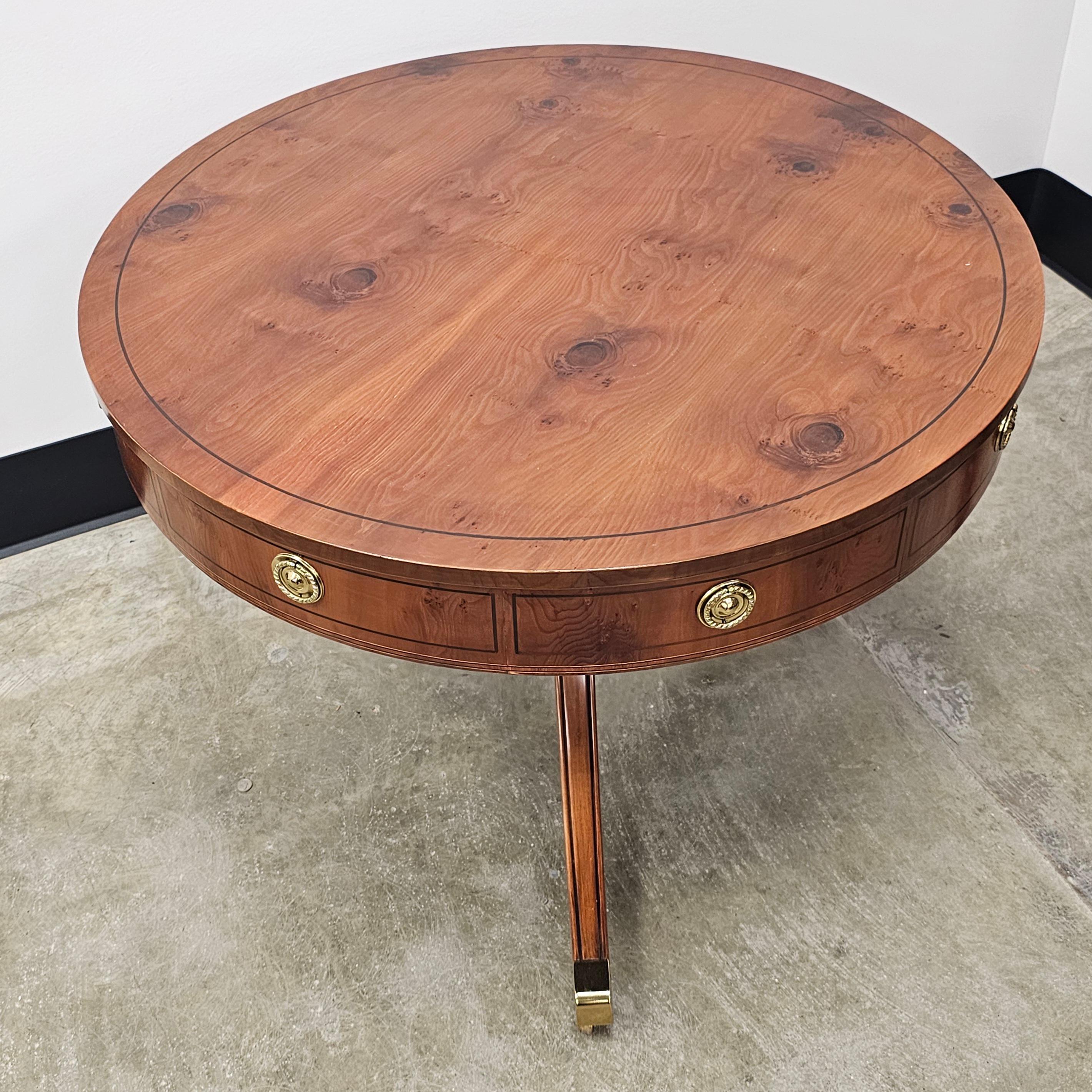 20ième siècle Table centrale à tambour en bois d'if de style George III WM A. Berkey en vente