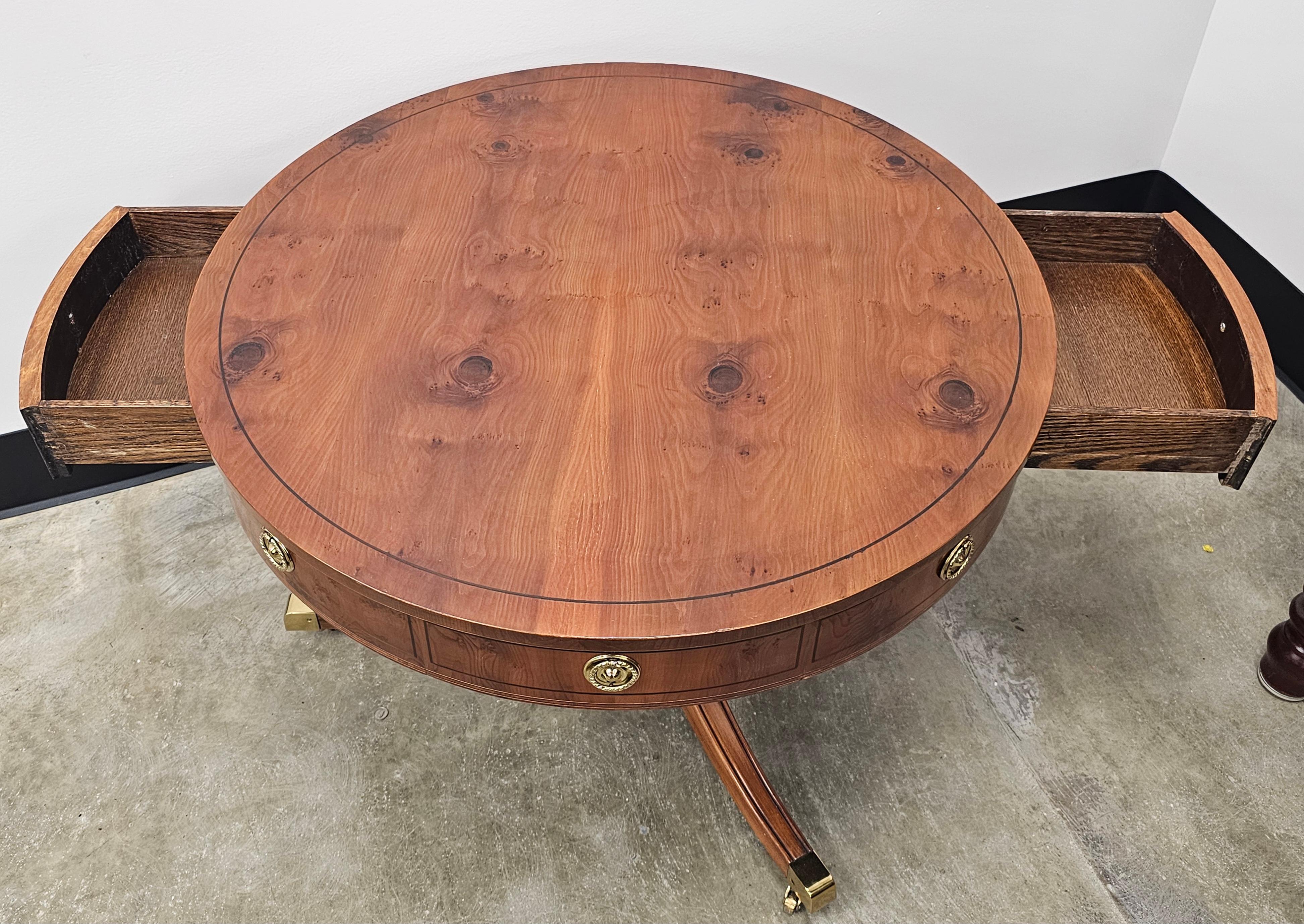 Laiton Table centrale à tambour en bois d'if de style George III WM A. Berkey en vente