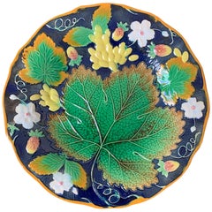 Wm. Assiette à feuilles et fraises en majolique Brownfield en bleu cobalt:: Anglais:: 1876