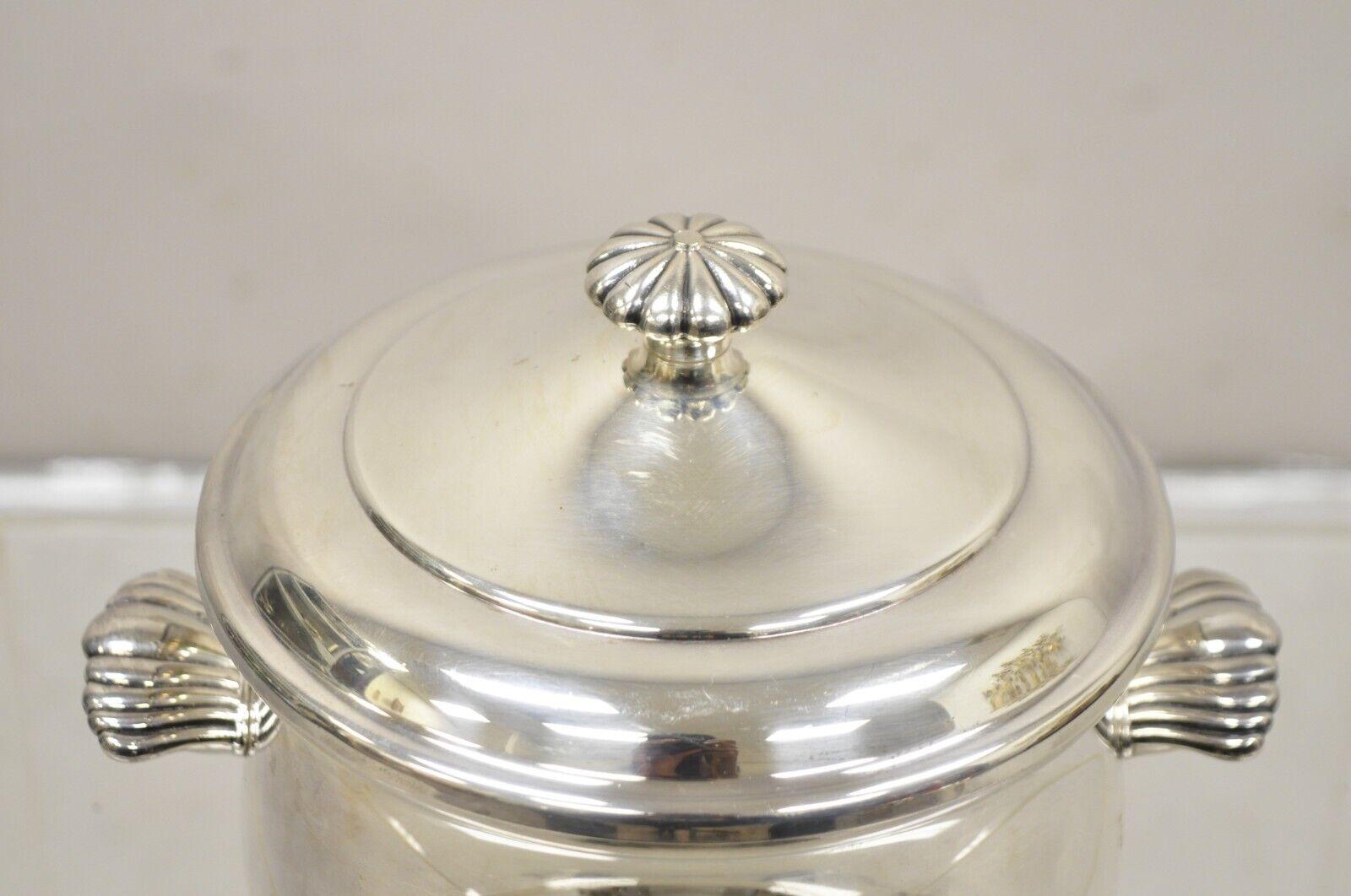 Moderne WM Rogers & Son Paul Revere 27 seau à glace en métal argenté avec couvercle en verre en vente