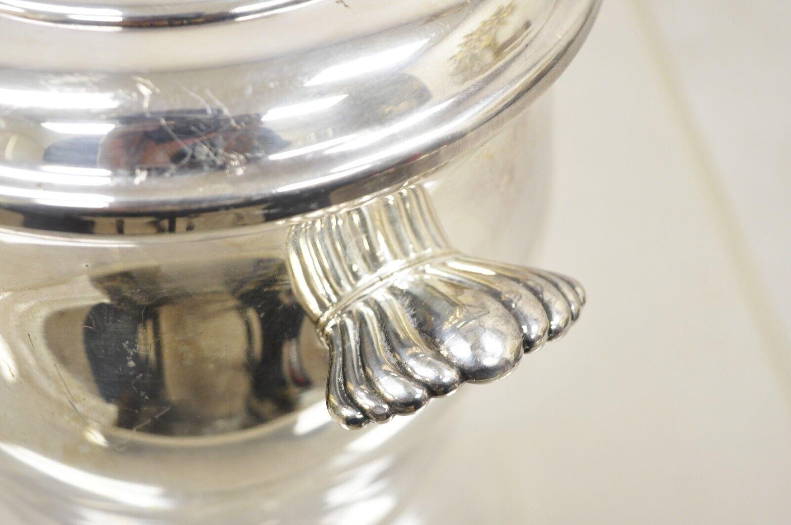 20ième siècle WM Rogers & Son Paul Revere 27 seau à glace en métal argenté avec couvercle en verre en vente