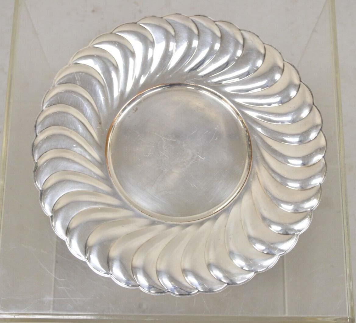 WM Rogers Waverly 3826 Scalloped Edge Round Silver Plated Serving Platter Tray. Circa Late 20th Century. Measurements: 1