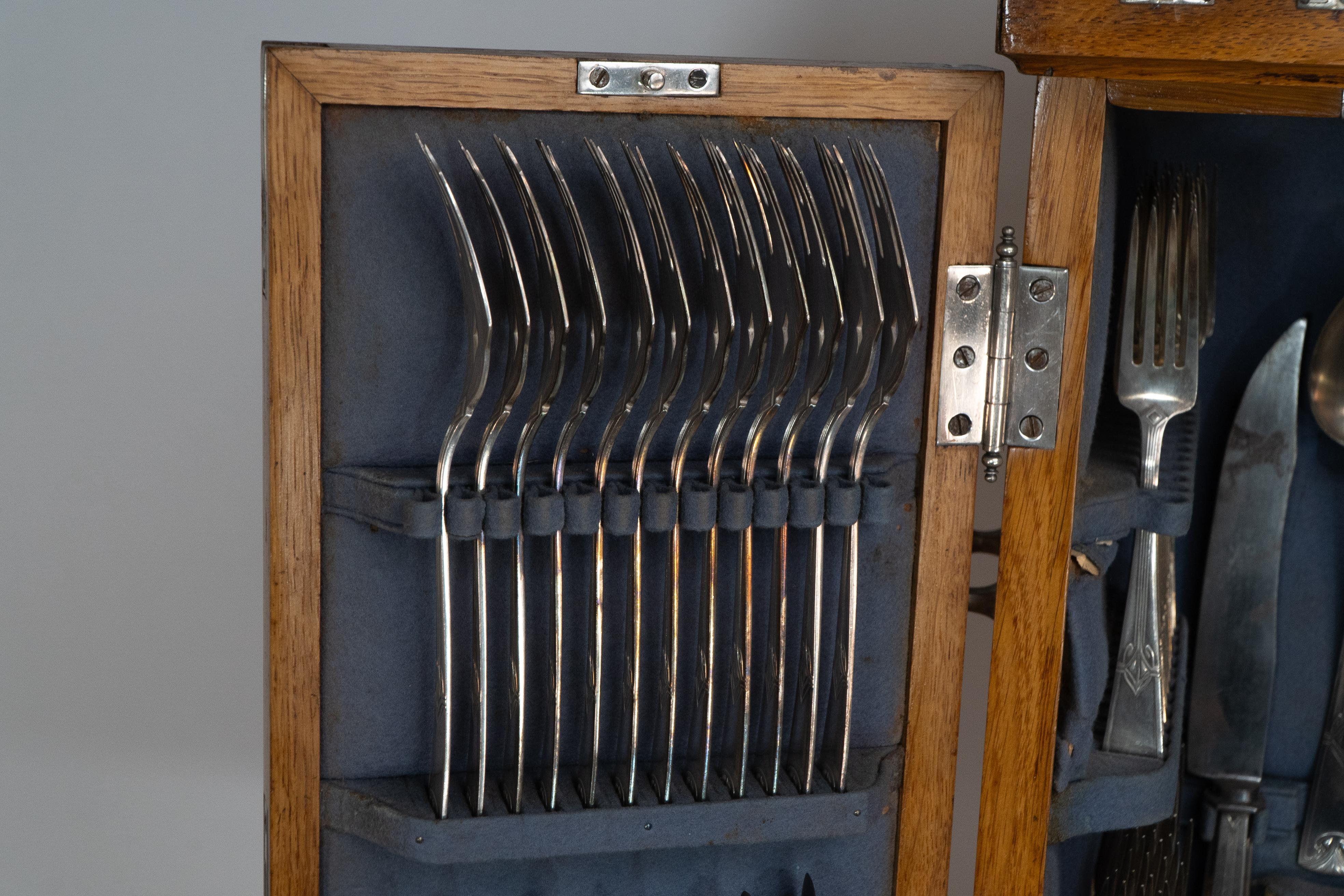 WMF. Ein Besteckservice für 12 Personen in einem originalen stilisierten Eichenschrank der Sezessionszeit im Angebot 3
