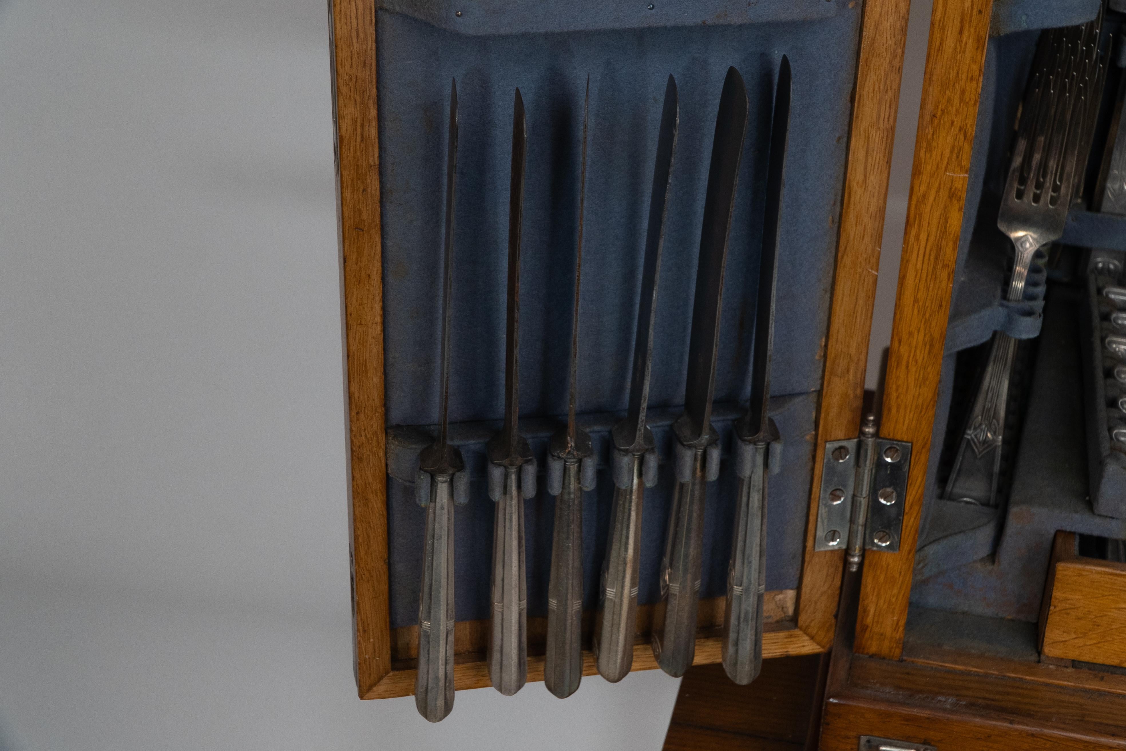 WMF. Ein Besteckservice für 12 Personen in einem originalen stilisierten Eichenschrank der Sezessionszeit im Angebot 4