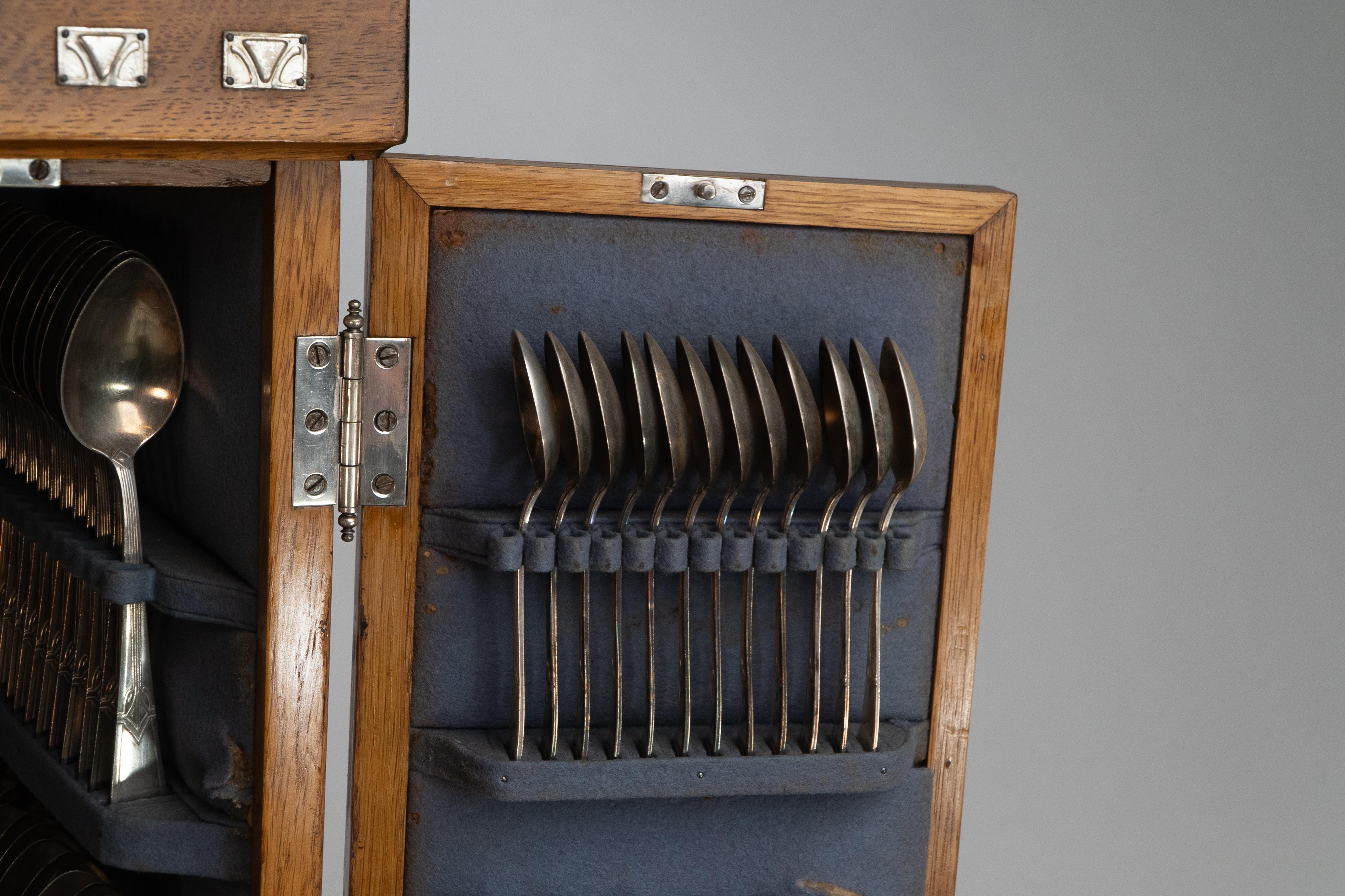 WMF. Ein Besteckservice für 12 Personen in einem originalen stilisierten Eichenschrank der Sezessionszeit im Angebot 6
