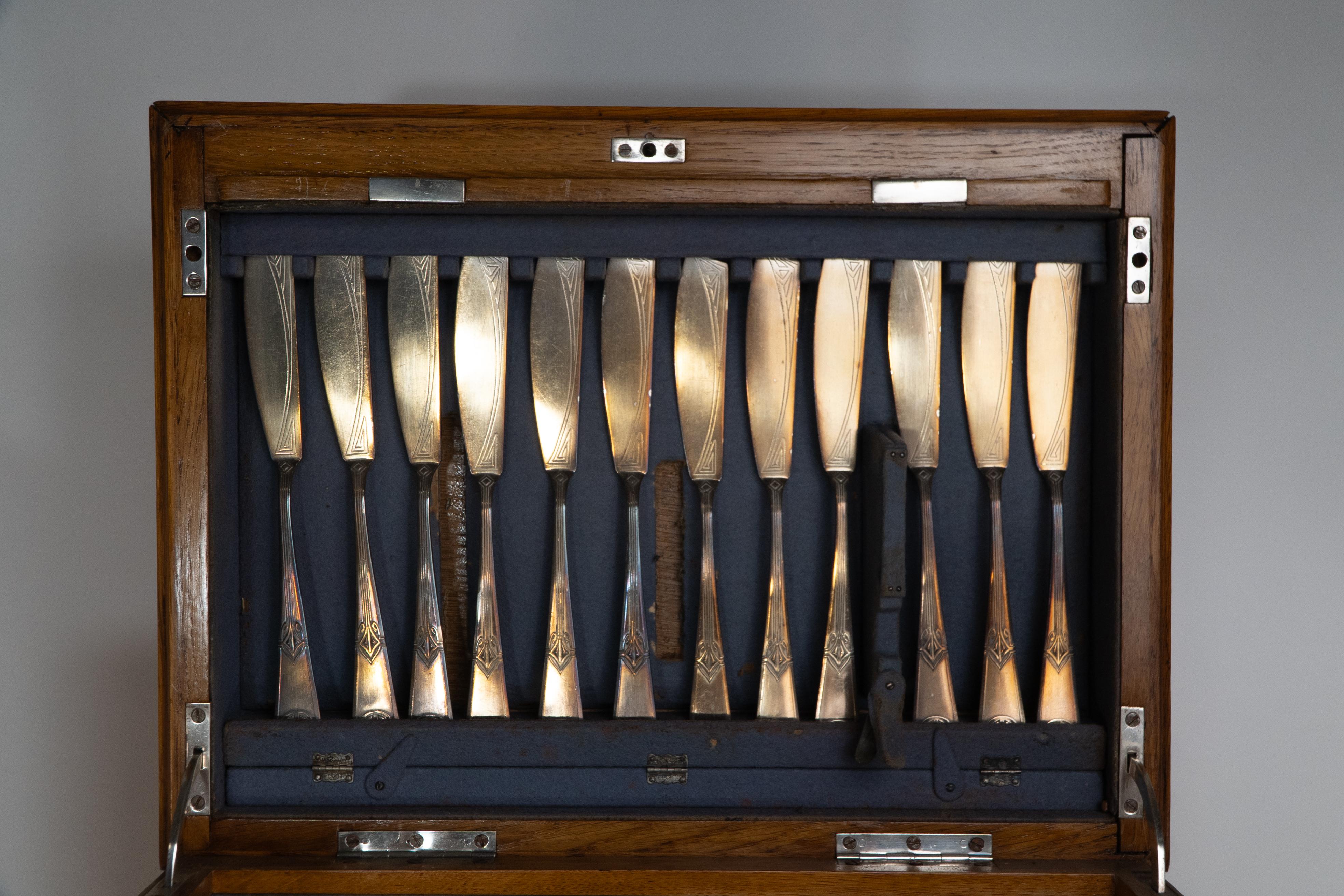 WMF. Ein Besteckservice für 12 Personen in einem originalen stilisierten Eichenschrank der Sezessionszeit im Angebot 7