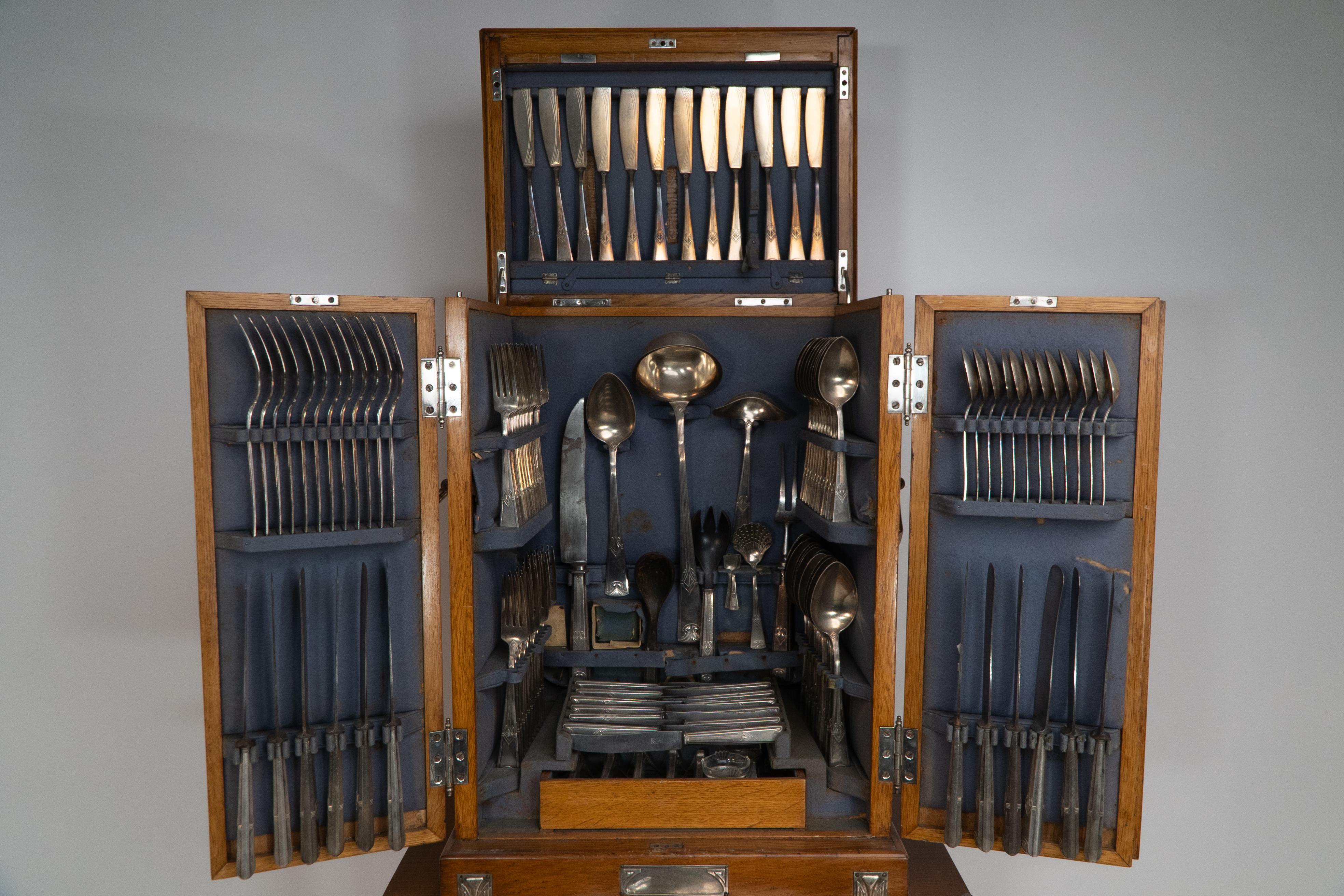 WMF. Ein Besteckservice für 12 Personen in einem originalen stilisierten Eichenschrank der Sezessionszeit im Angebot 8