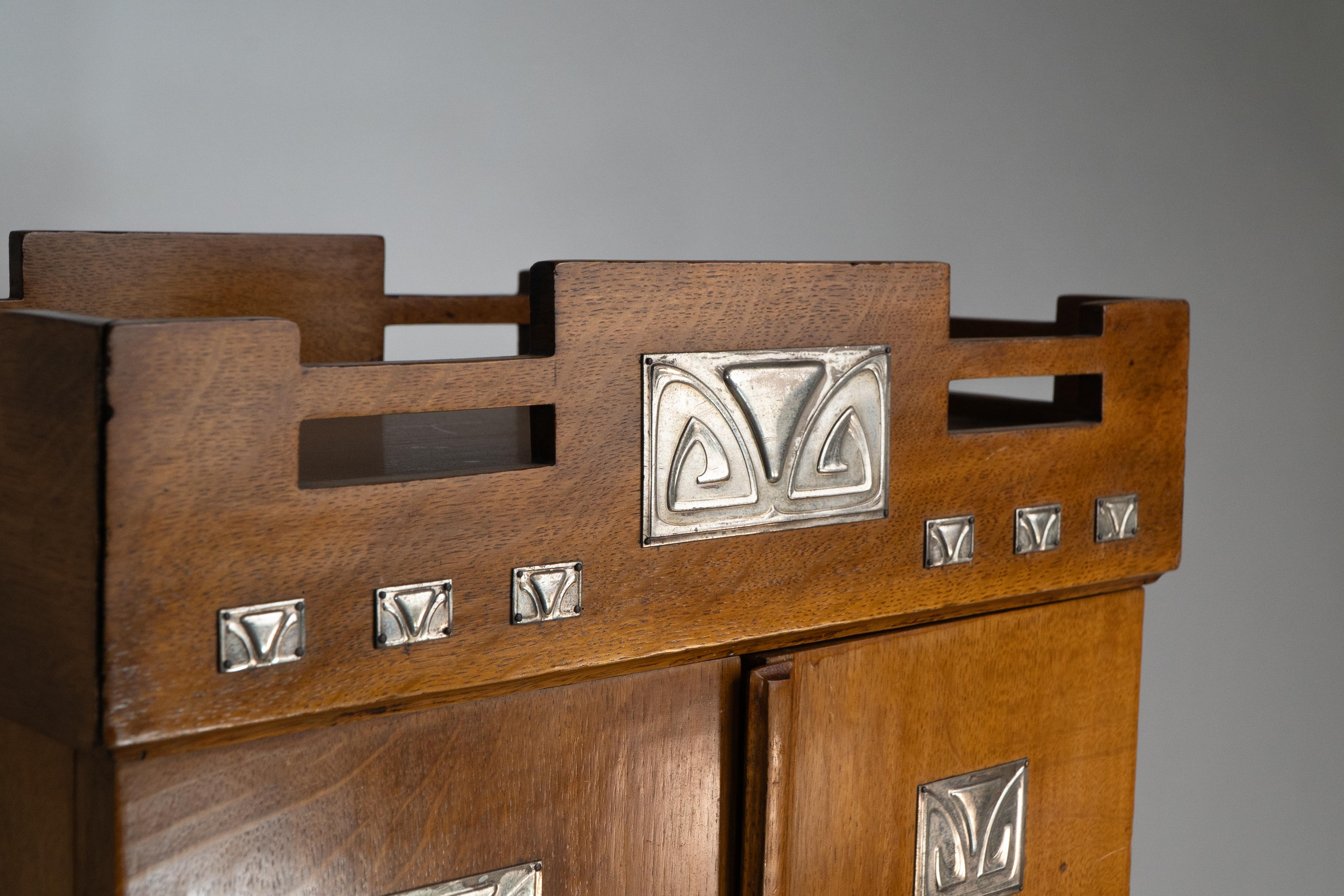 WMF. Ein Besteckservice für 12 Personen in einem originalen stilisierten Eichenschrank der Sezessionszeit im Angebot 9