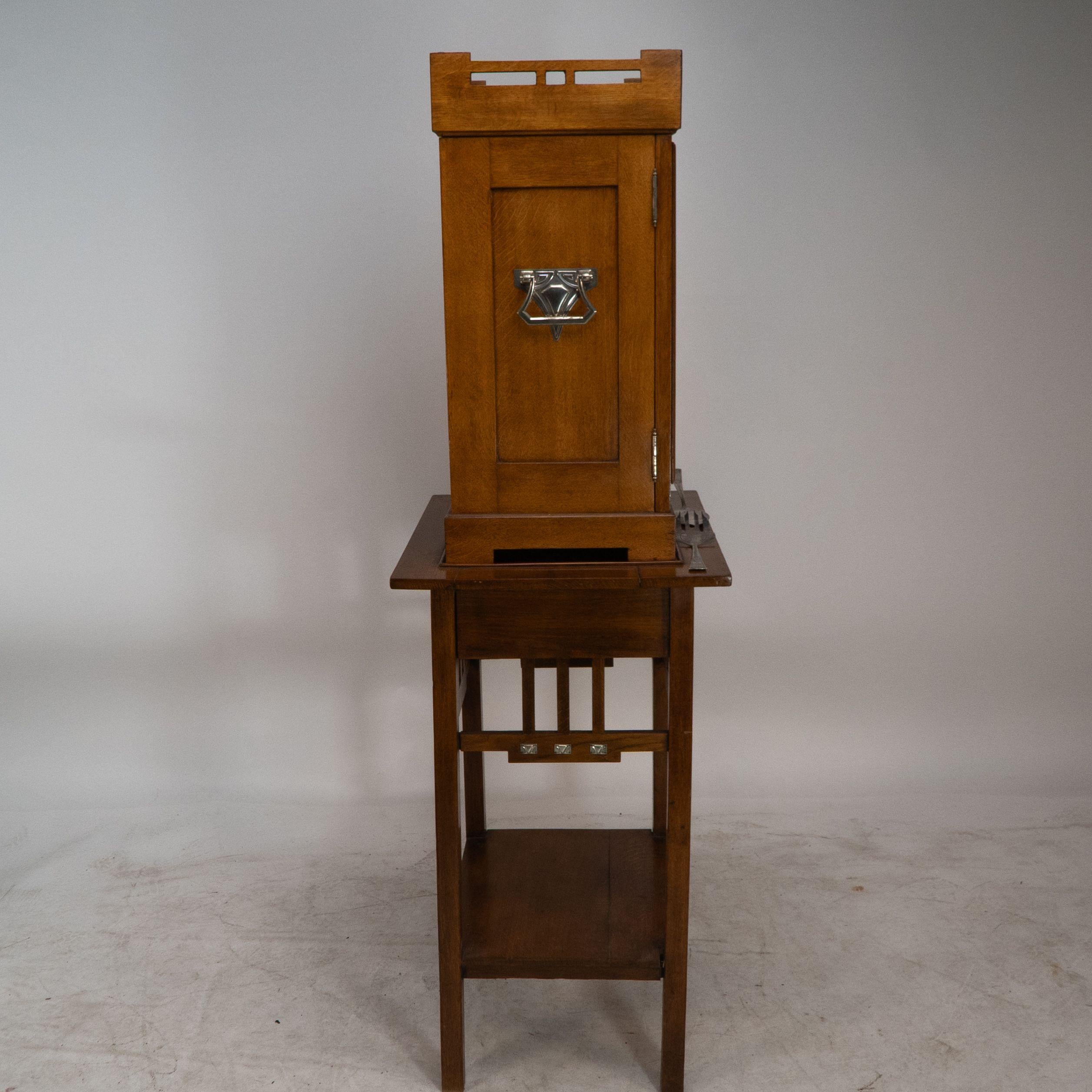 WMF. Ein Besteckservice für 12 Personen in einem originalen stilisierten Eichenschrank der Sezessionszeit (Art nouveau) im Angebot