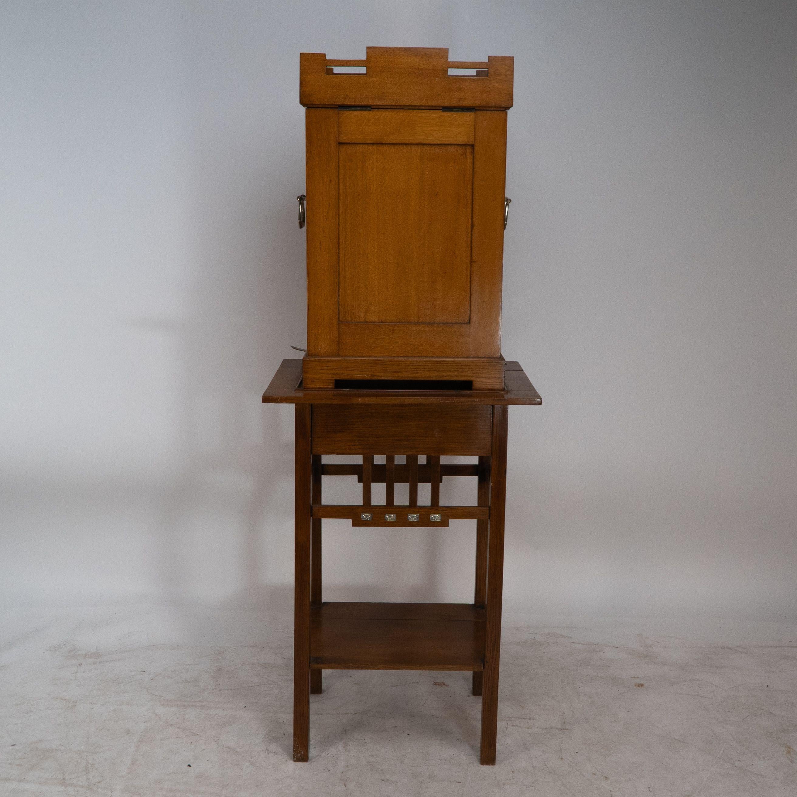 WMF. Ein Besteckservice für 12 Personen in einem originalen stilisierten Eichenschrank der Sezessionszeit (Deutsch) im Angebot