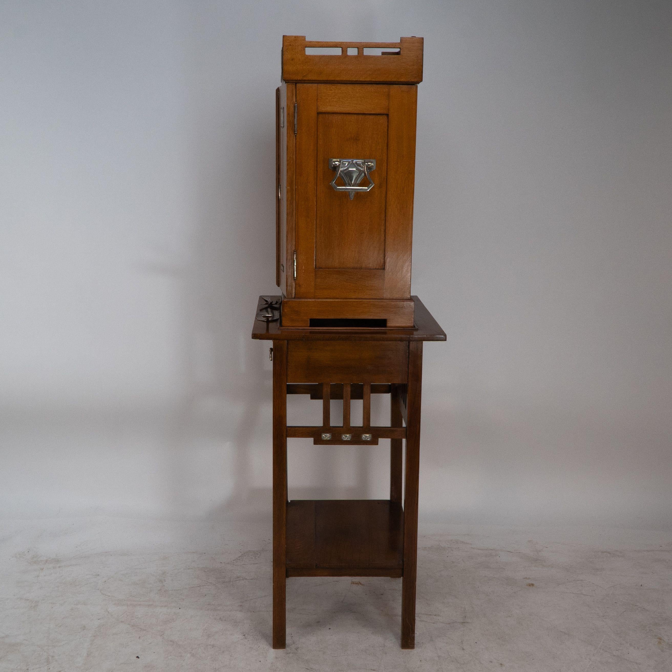 WMF. Ein Besteckservice für 12 Personen in einem originalen stilisierten Eichenschrank der Sezessionszeit (Frühes 20. Jahrhundert) im Angebot
