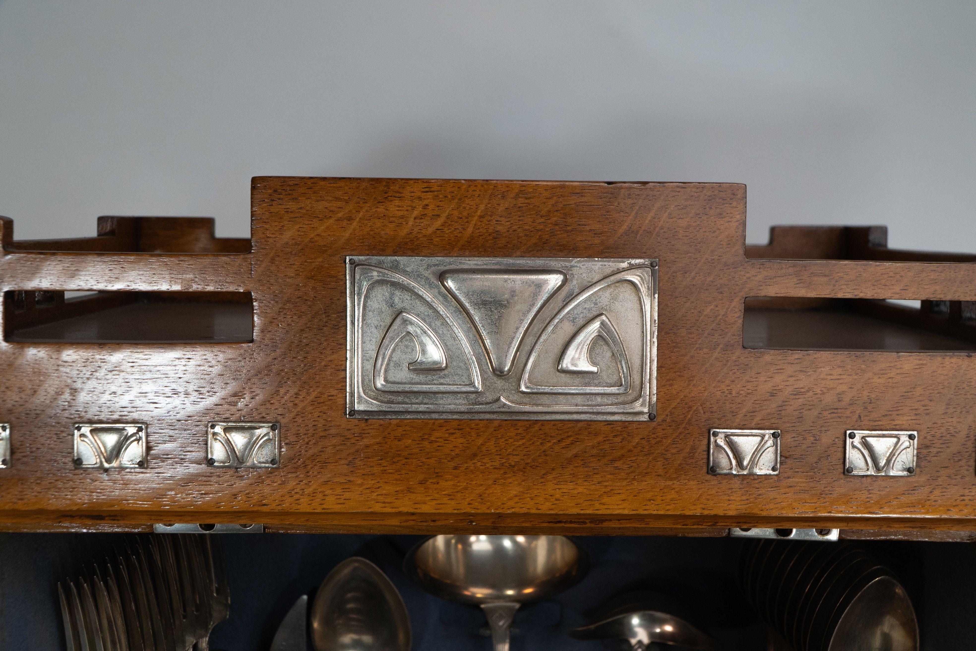WMF. Ein Besteckservice für 12 Personen in einem originalen stilisierten Eichenschrank der Sezessionszeit (Versilberung) im Angebot