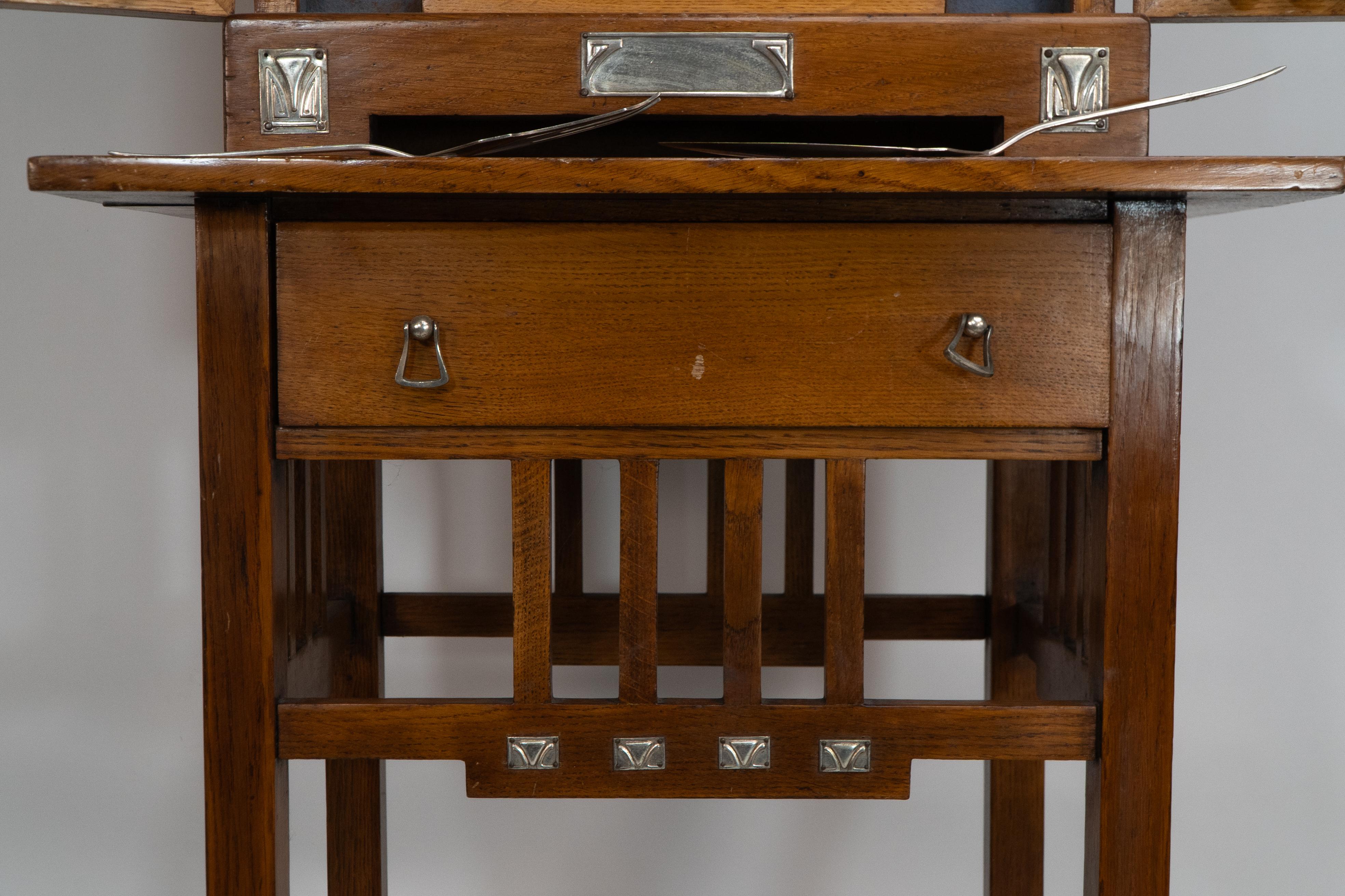 WMF. Ein Besteckservice für 12 Personen in einem originalen stilisierten Eichenschrank der Sezessionszeit im Angebot 1
