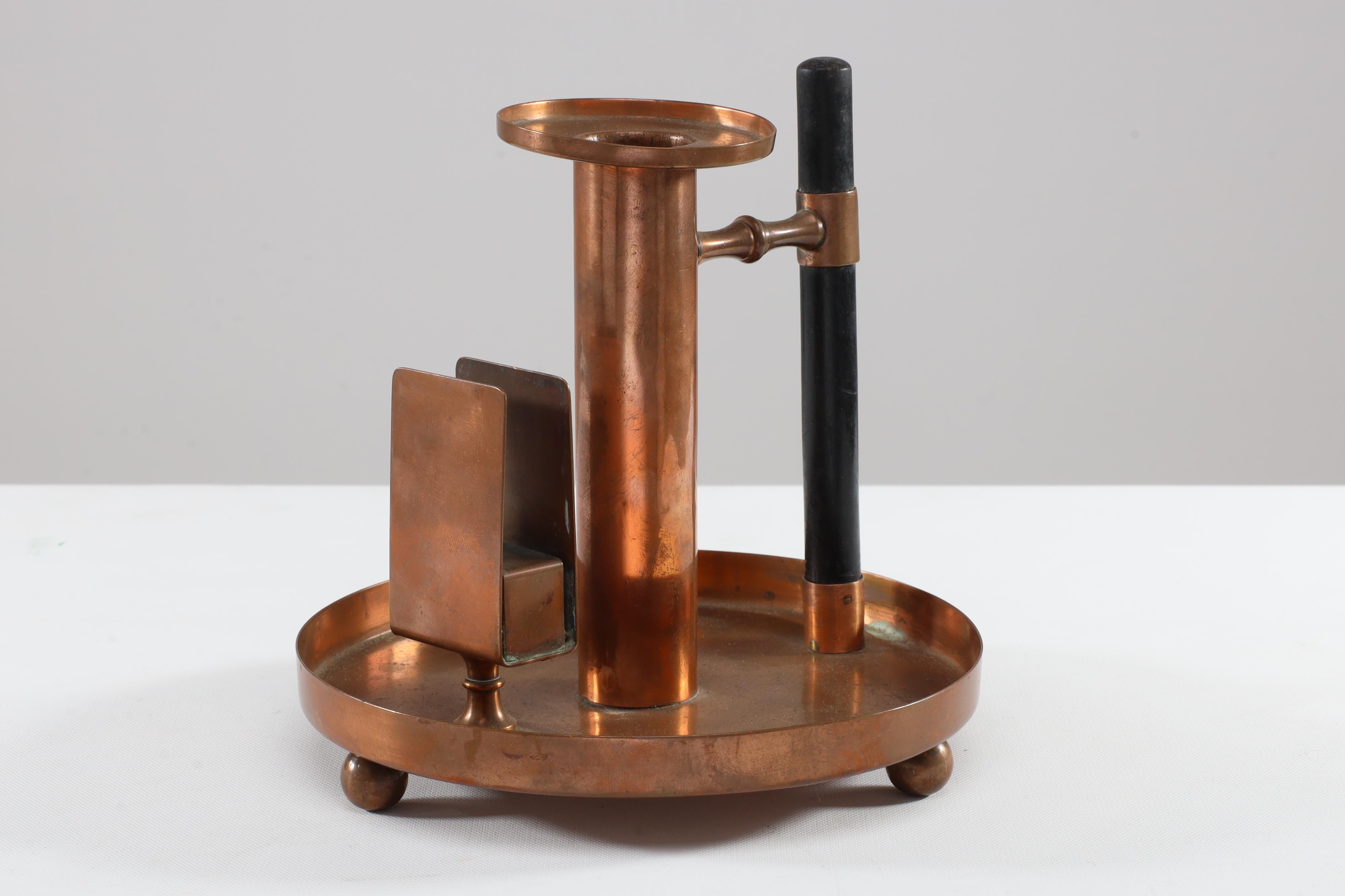 WMF. Un candeliere da camera in rame dell'Aesthetic Movement e un porta fiammiferi nello stile Dr C Dresser.
