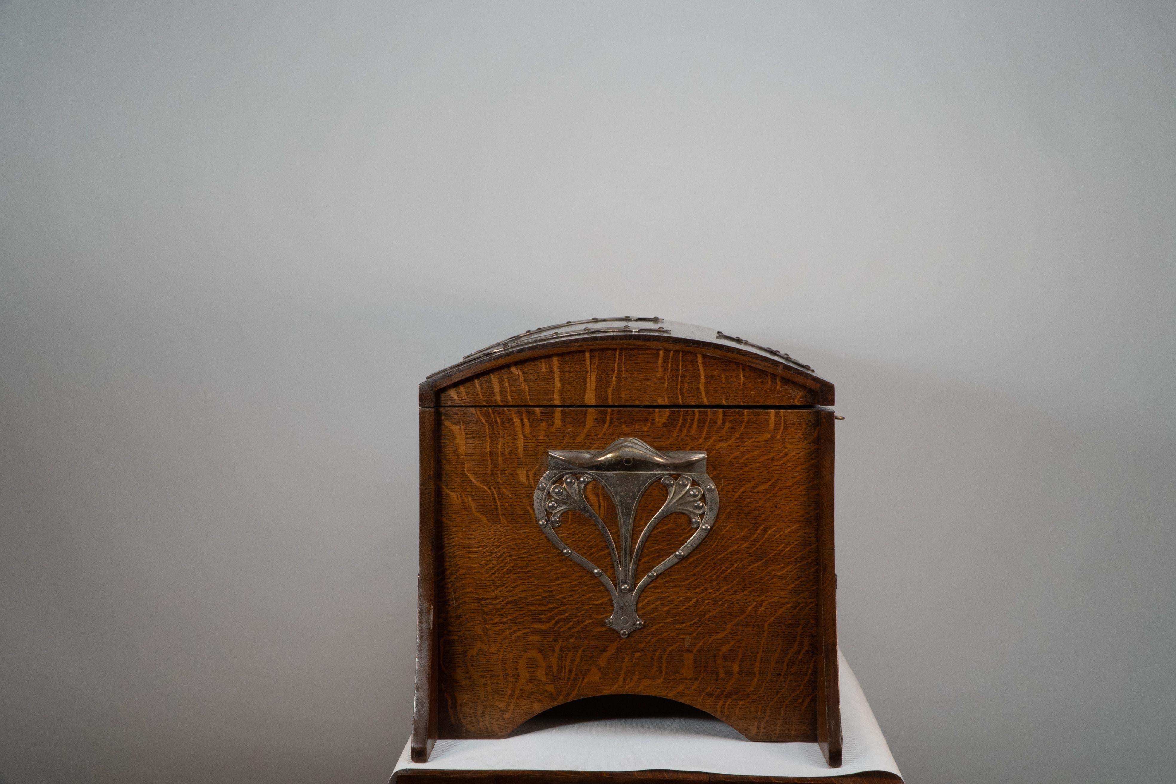 WMF Service de couverts pour 12 personnes en métal argenté Art Nouveau, 123 pièces, dans son coffret d'origine avec des montures stylisées en métal argenté.

Comprenant :

- 12 grands couteaux et 12 grandes fourchettes. 
- 12 petits couteaux et 12