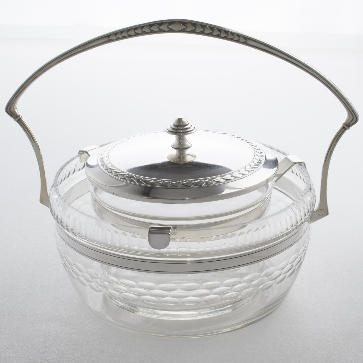 Questa superba ciotola, piatto o refrigeratore per caviale in cristallo Art Déco è stata progettata e realizzata da WMF, intorno al 1930. Il server ha una forma elegante, con una ciotola arrotondata in cristallo soffiato per il ghiaccio, ornata da