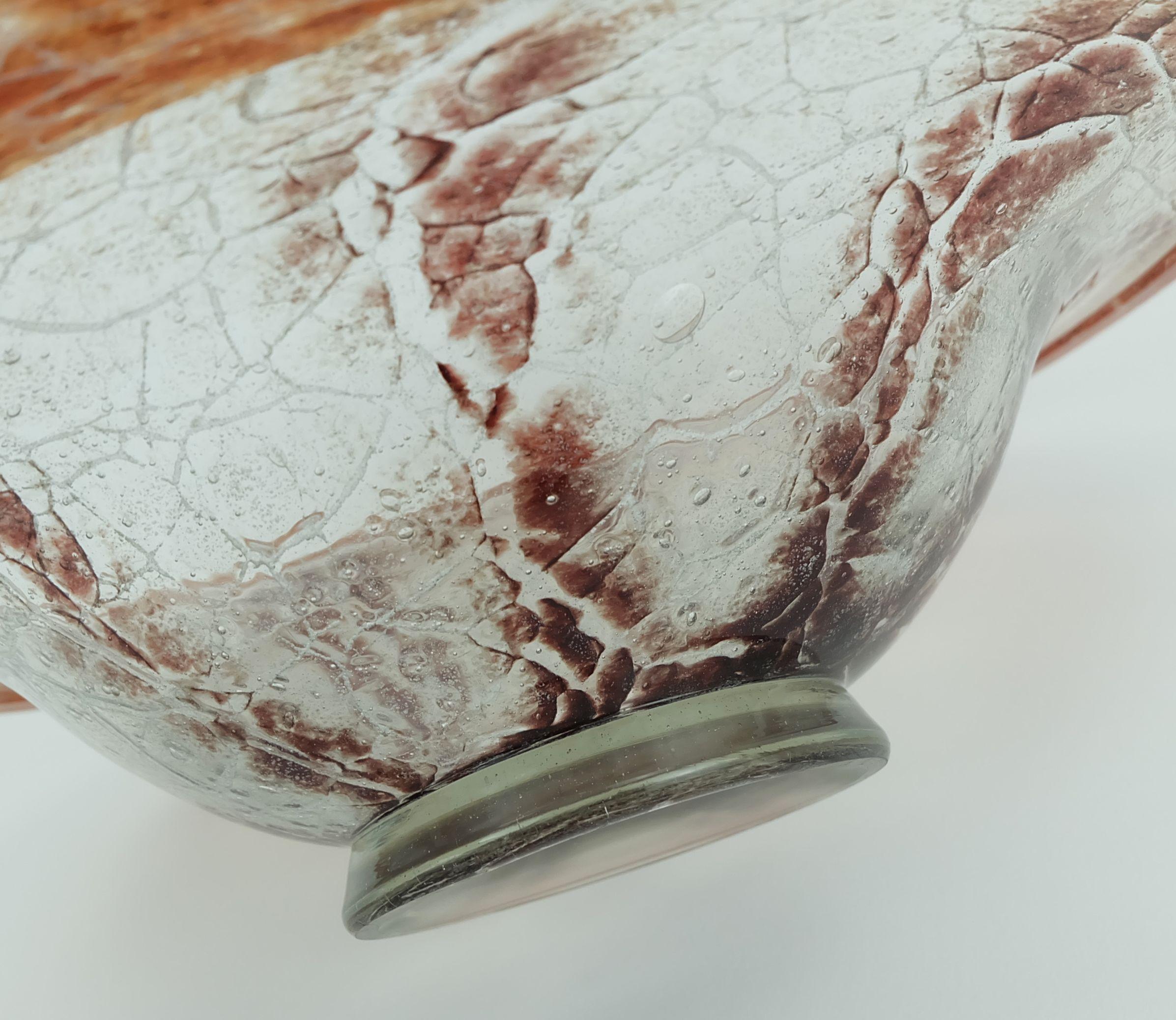 Bol en verre soufflé à la bouche Art Déco allemand conçu par Karl Wiedmann pour WMF (Wuerttembergische Metallwarenfabrik) dans les années 1930. Verre orange, rouge foncé et transparent avec des inclusions de poudre. 

Dimensions en cm :
Diamètre 24