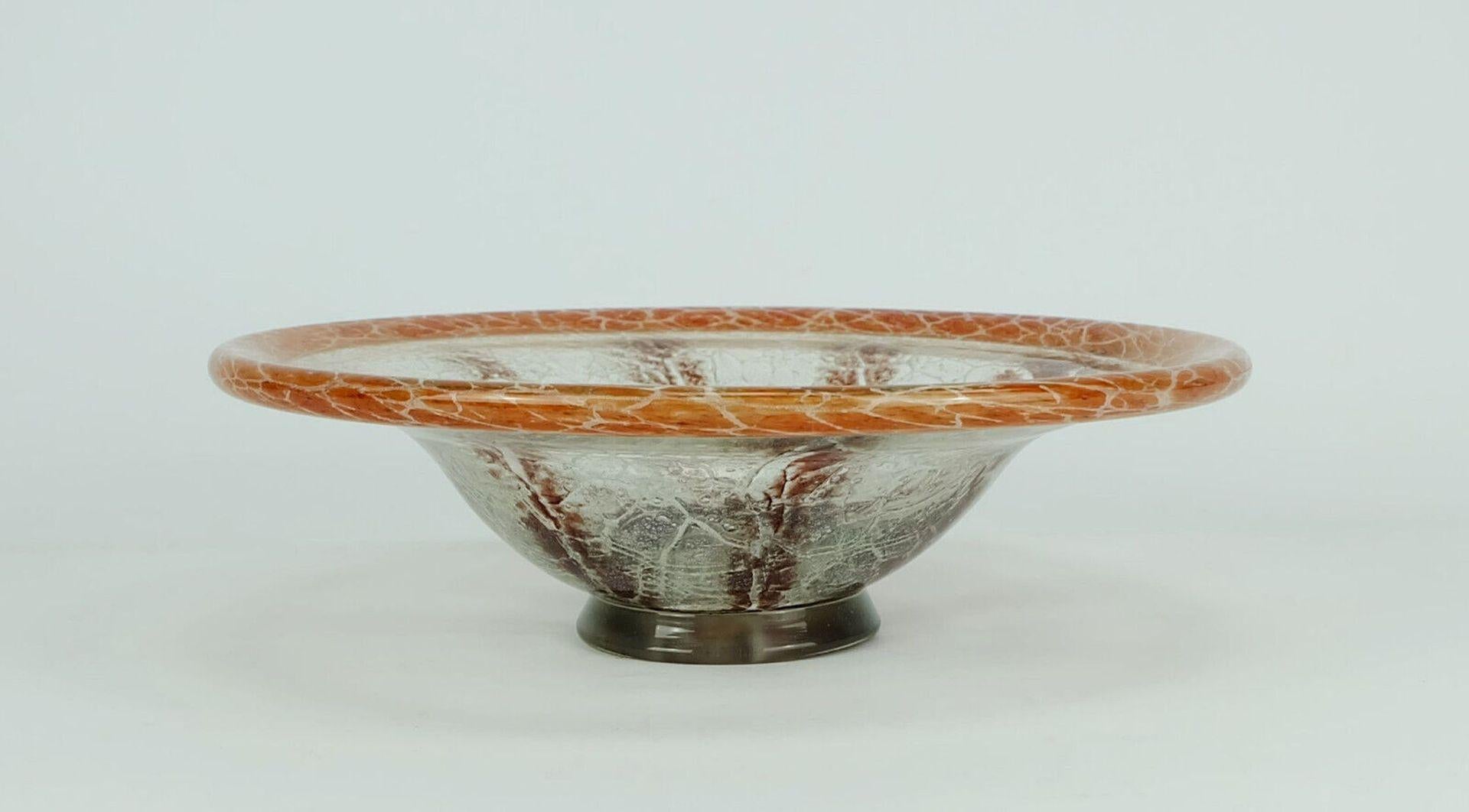 German Art Déco hand blown glass bowl designed by Karl Wiedmann for WMF (Wuerttembergische Metallwarenfabrik) in the 1930s. Orange, dark red and clear glass with powder inclusions. 

Very good condition, no damages.

Dimensions:
Diameter 9 1/2