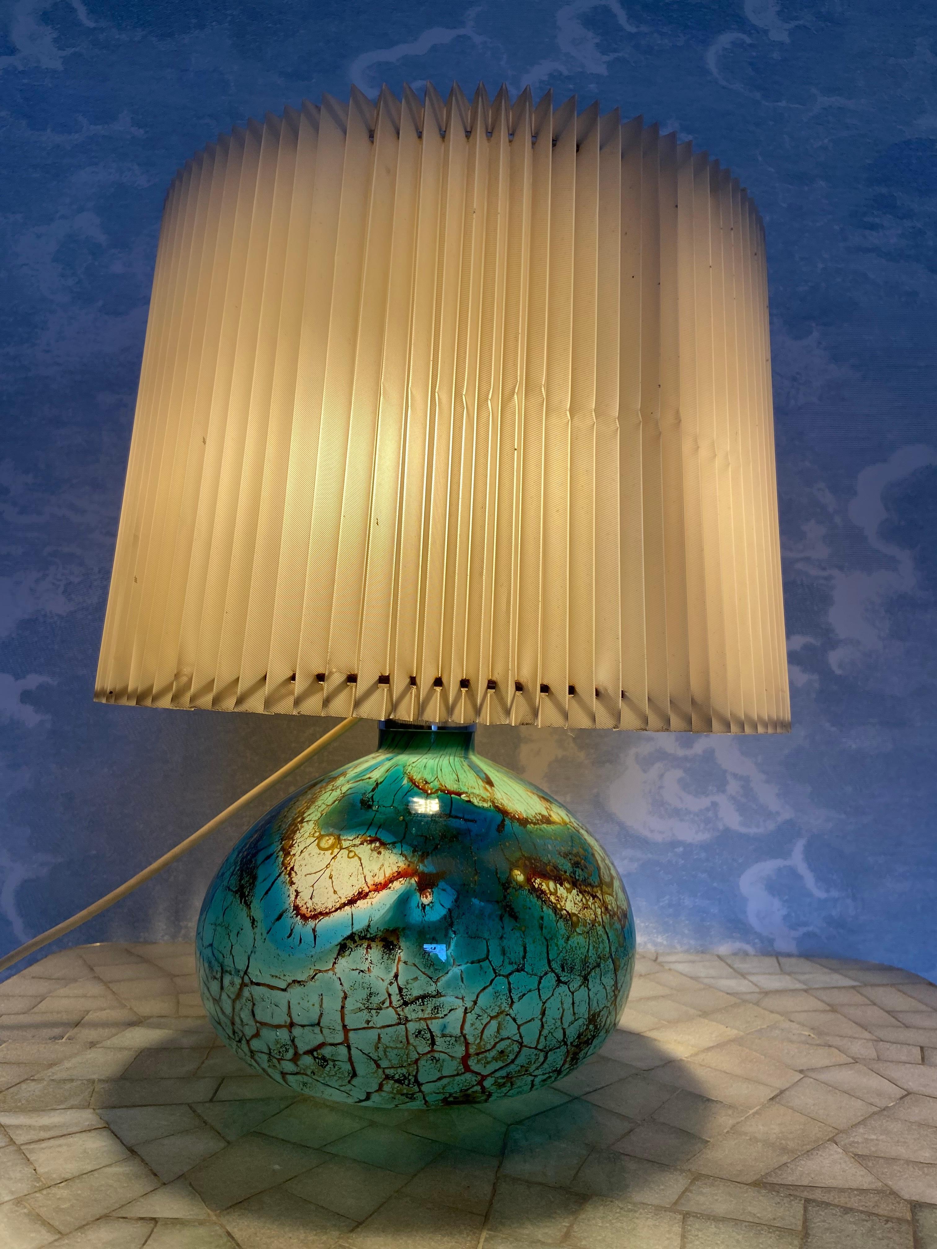 Designed by Karl Wiedmann between 1920 and 1936, this original IKORA table lamp was made by the distinguished German copper and silver metalware manufacturer WMF (Württembergische Metallwarenfabrik)

The glass base for this lamp changes colors when
