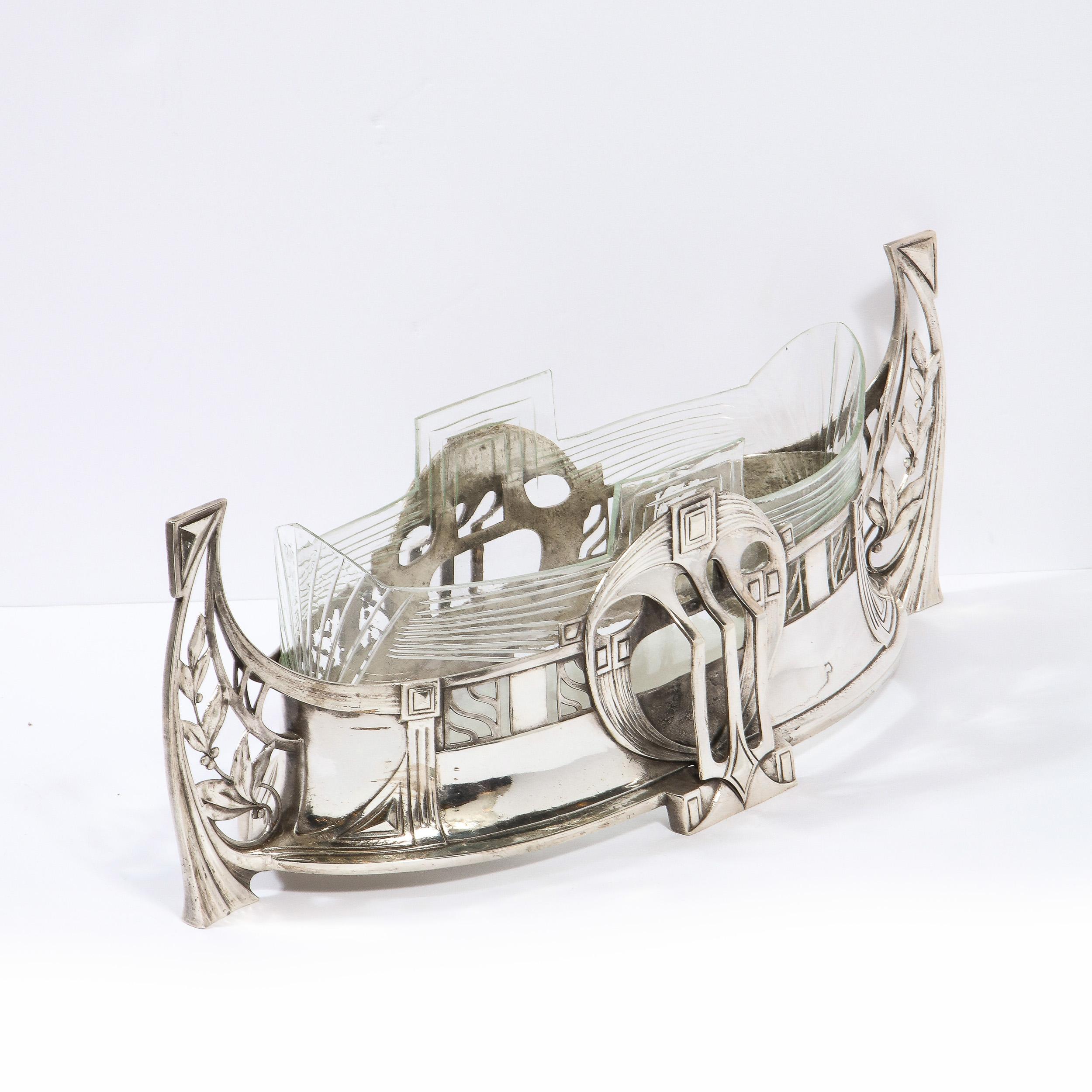 WMF Art Deco Skulpturaler Tafelaufsatz aus Silberblech mit geometrischen und Blattmotiven im Zustand „Gut“ im Angebot in New York, NY