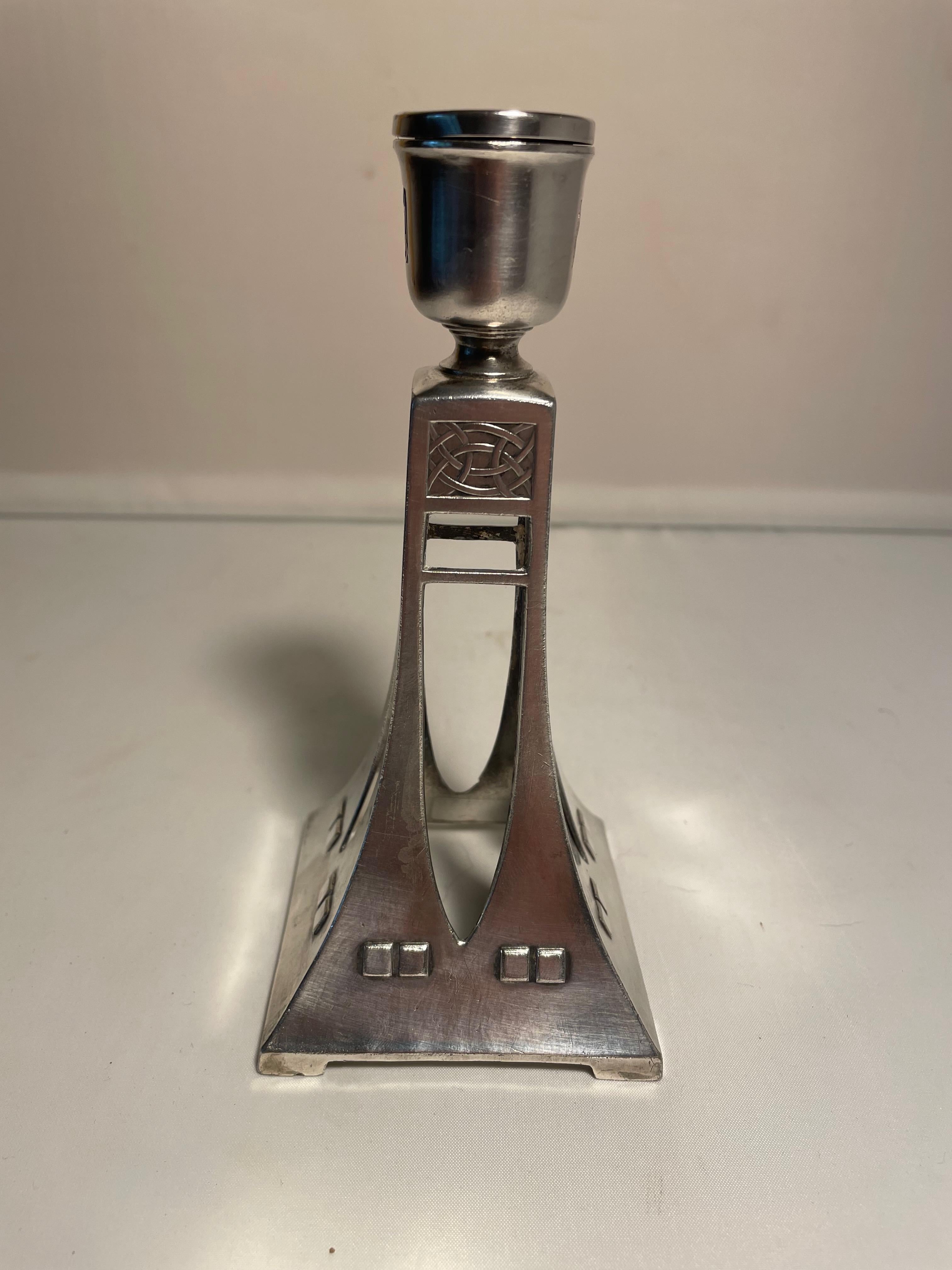 Candeliere WMF Art Nouveau, Geisslingen, Germania. 1906 
Placcato in argento. Con marchio di garanzia.
Britannia metal. Lega di stagno, piombo e antimonio. Infine, galvanicamente placcato in argento.
Numero di modello e marchio WMF